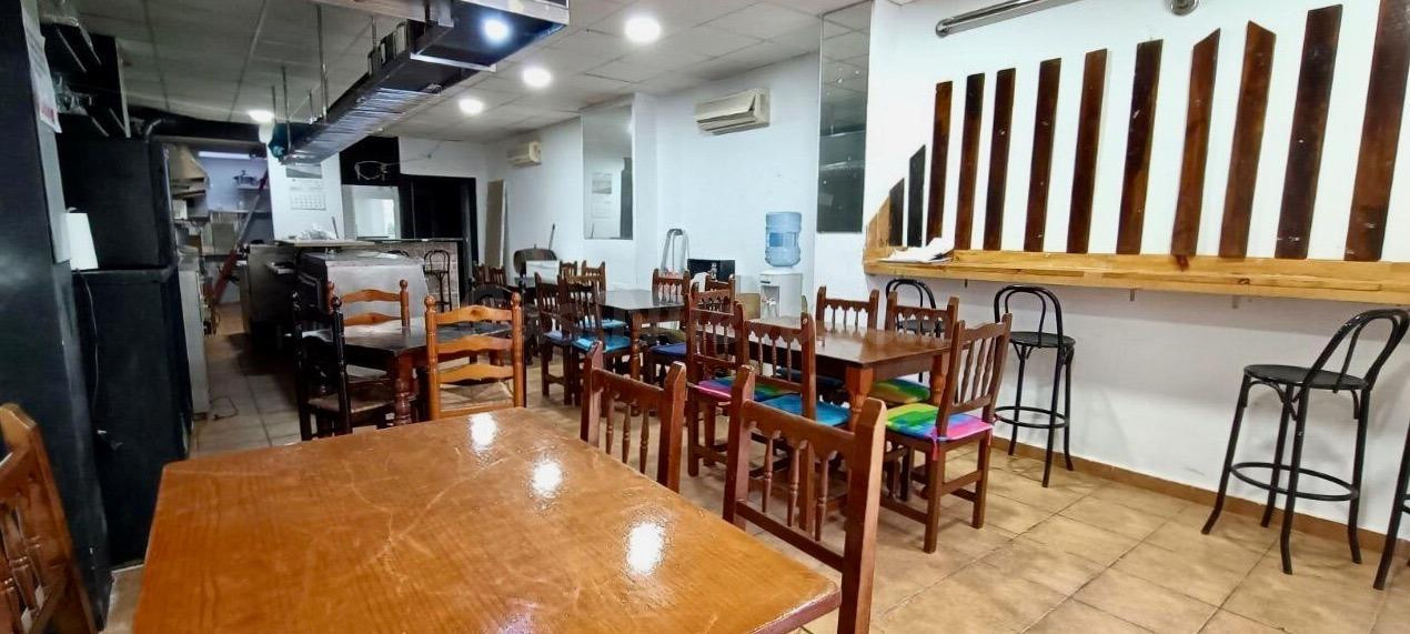EN VENTA – BAR-CAFETERÍA EN PLENO FUNCIONAMIENTO JUNTO A LA PLAYA EN BENIDORM, ZONA CENTRO