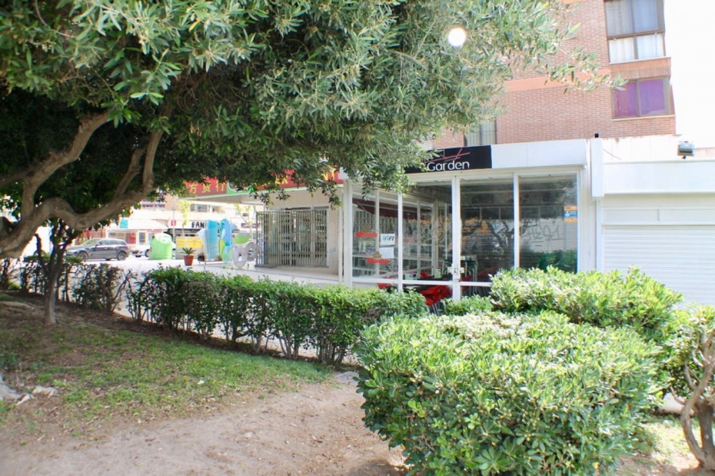 LOCAL COMERCIAL CON TERRAZA DE 30 M2 A 300 METROS DE LA PLAYA DE LEVANTE