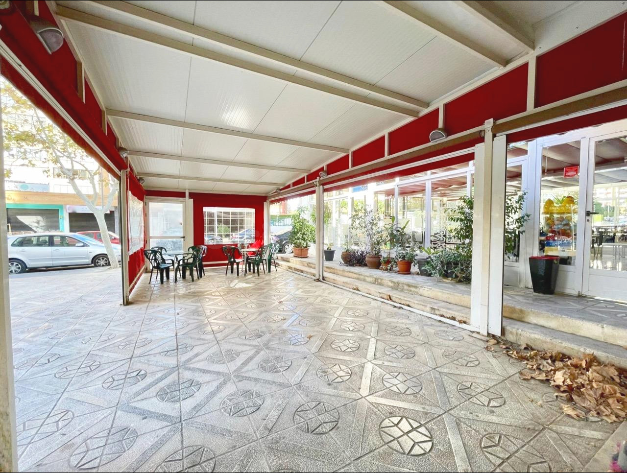 LOCAL COMERCIAL CON TERRAZA EN BENIDORM, IDEAL PARA NEGOCIOS EN ZONA ESTRATÉGICA