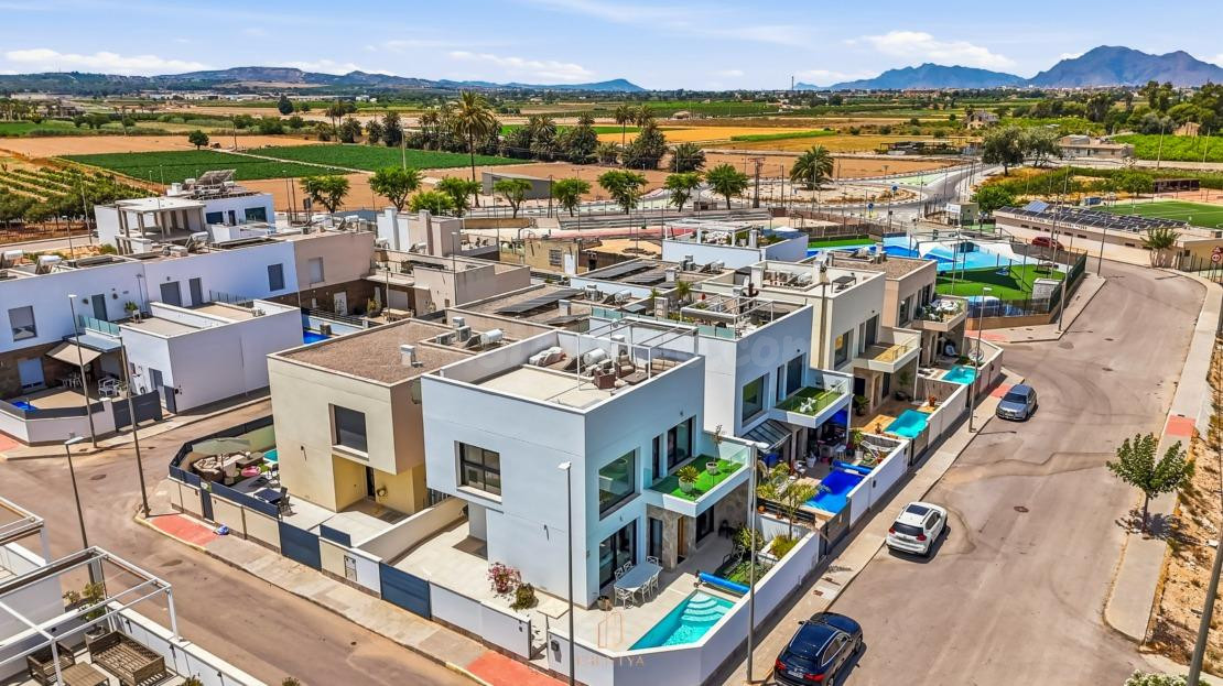 Villa moderna en esquina en Daya Vieja