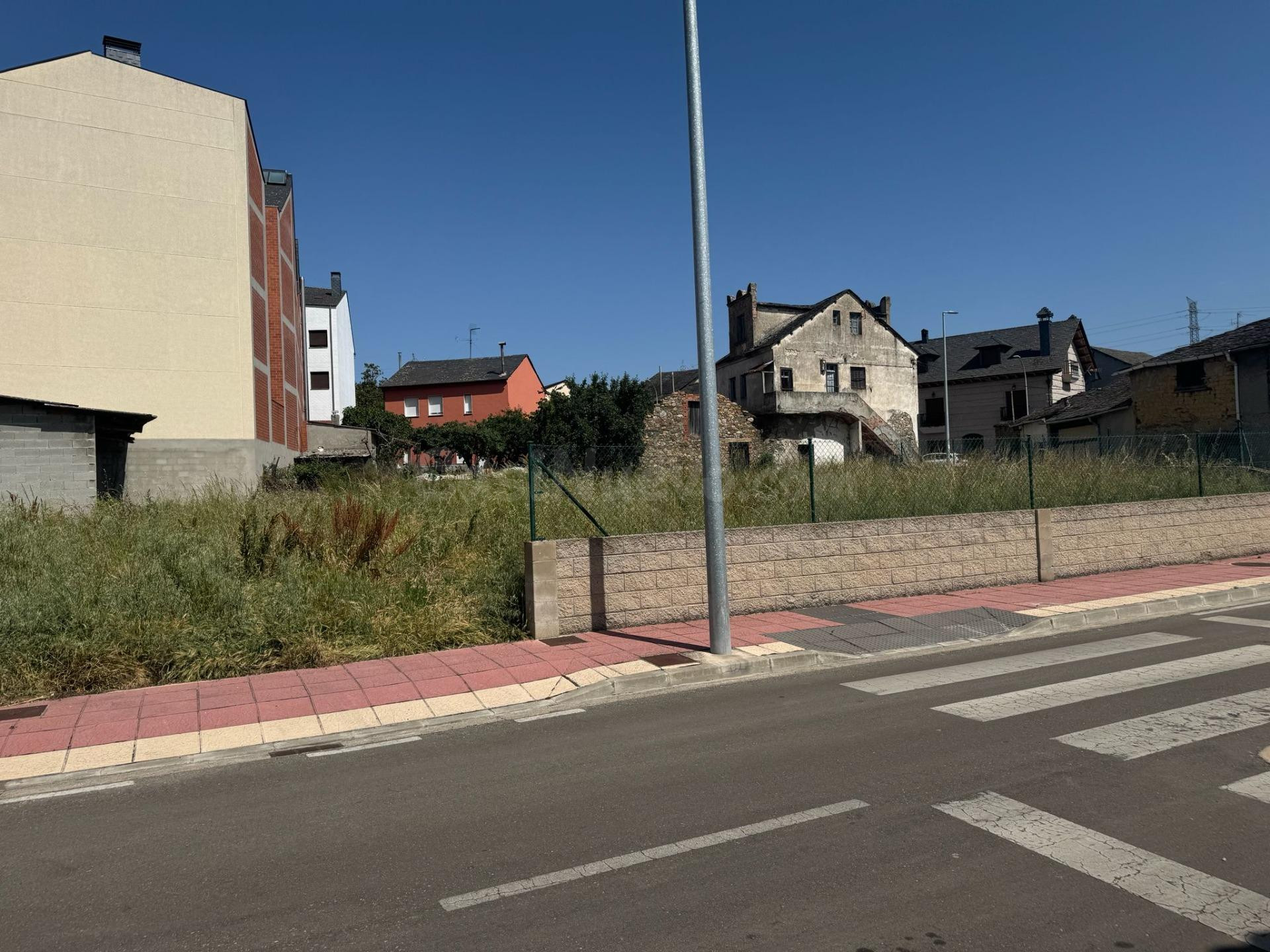 SE VENDE SOLAR EN PLENO CENTRO DE CUBILLOS DEL SIL.  DA A 3  - foto 2