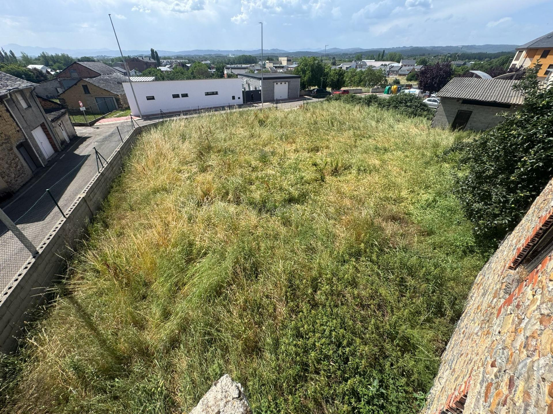 SE VENDE SOLAR EN PLENO CENTRO DE CUBILLOS DEL SIL.  DA A 3  - foto 3