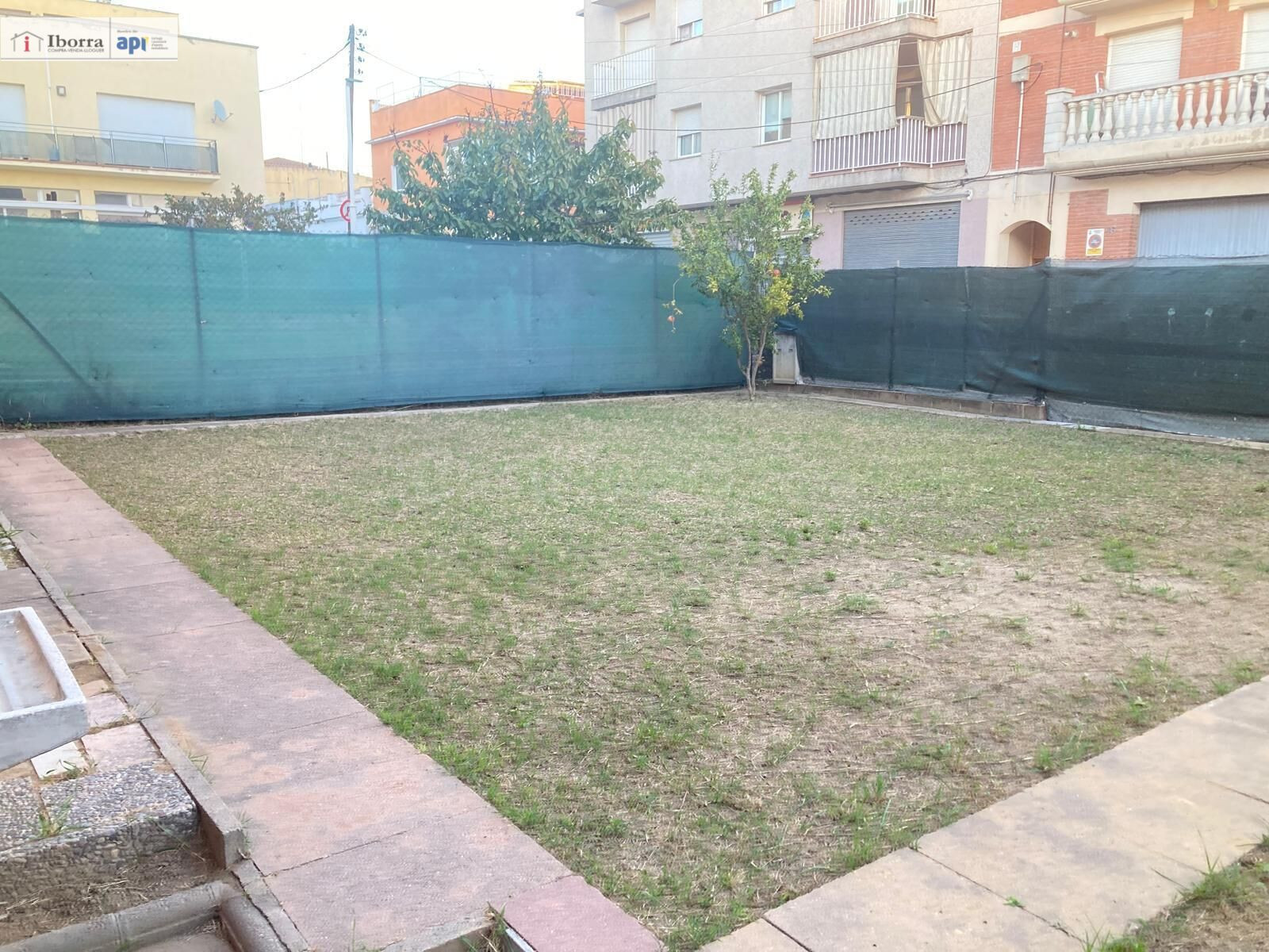 Edificio con local y 2 viviendas en Tordera