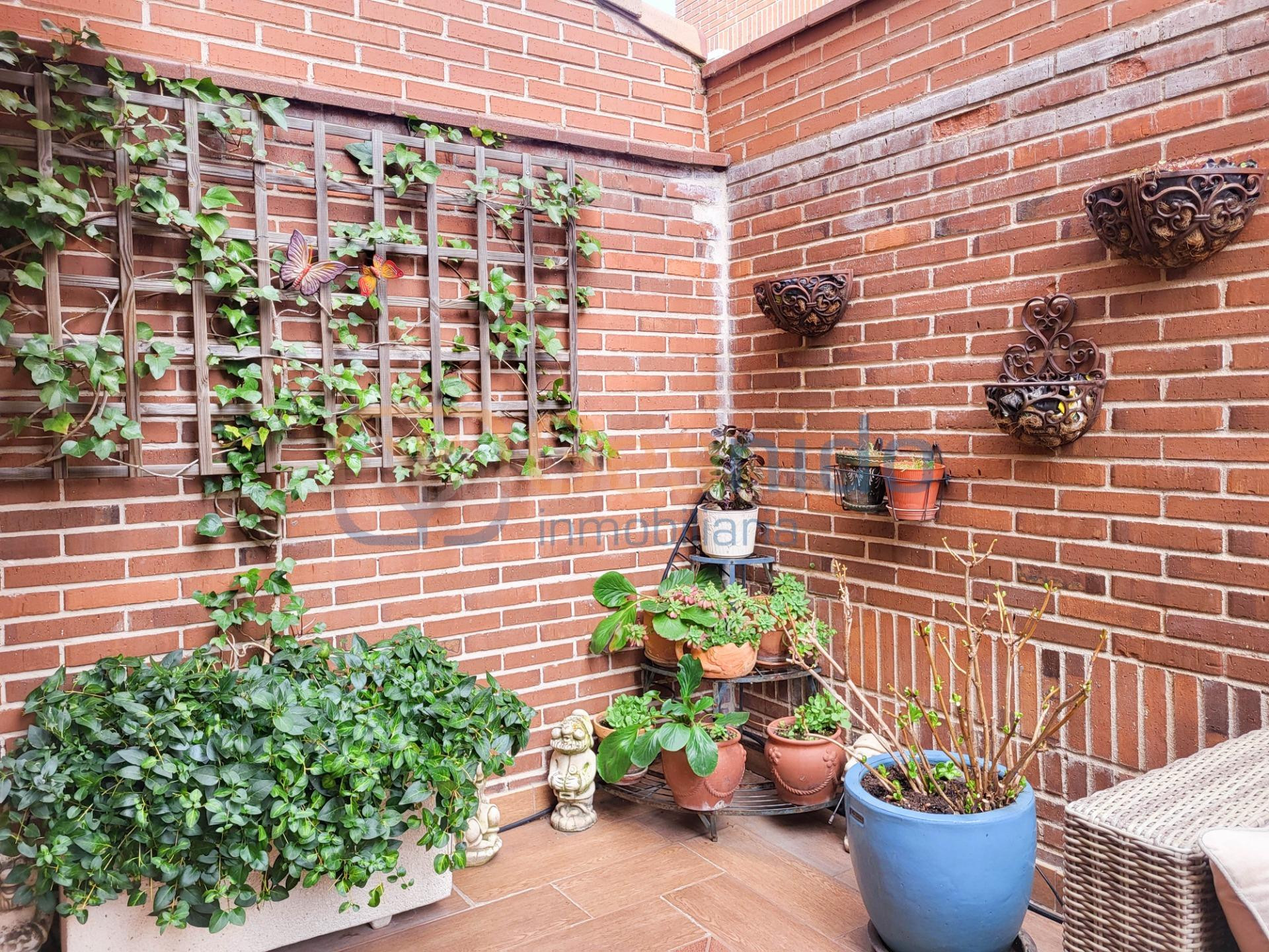 EXCLUSIVO CHALET con patio EN NUEVA SEGOVIA. de 4 Dormitorio - foto 4