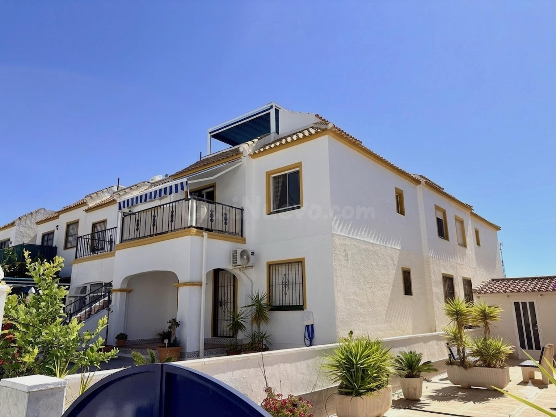 Apartamento de 3 dormitorios con solárium privado, vistas al mar, piscina y pista de tenis en La Florida – Orihuela Costa
