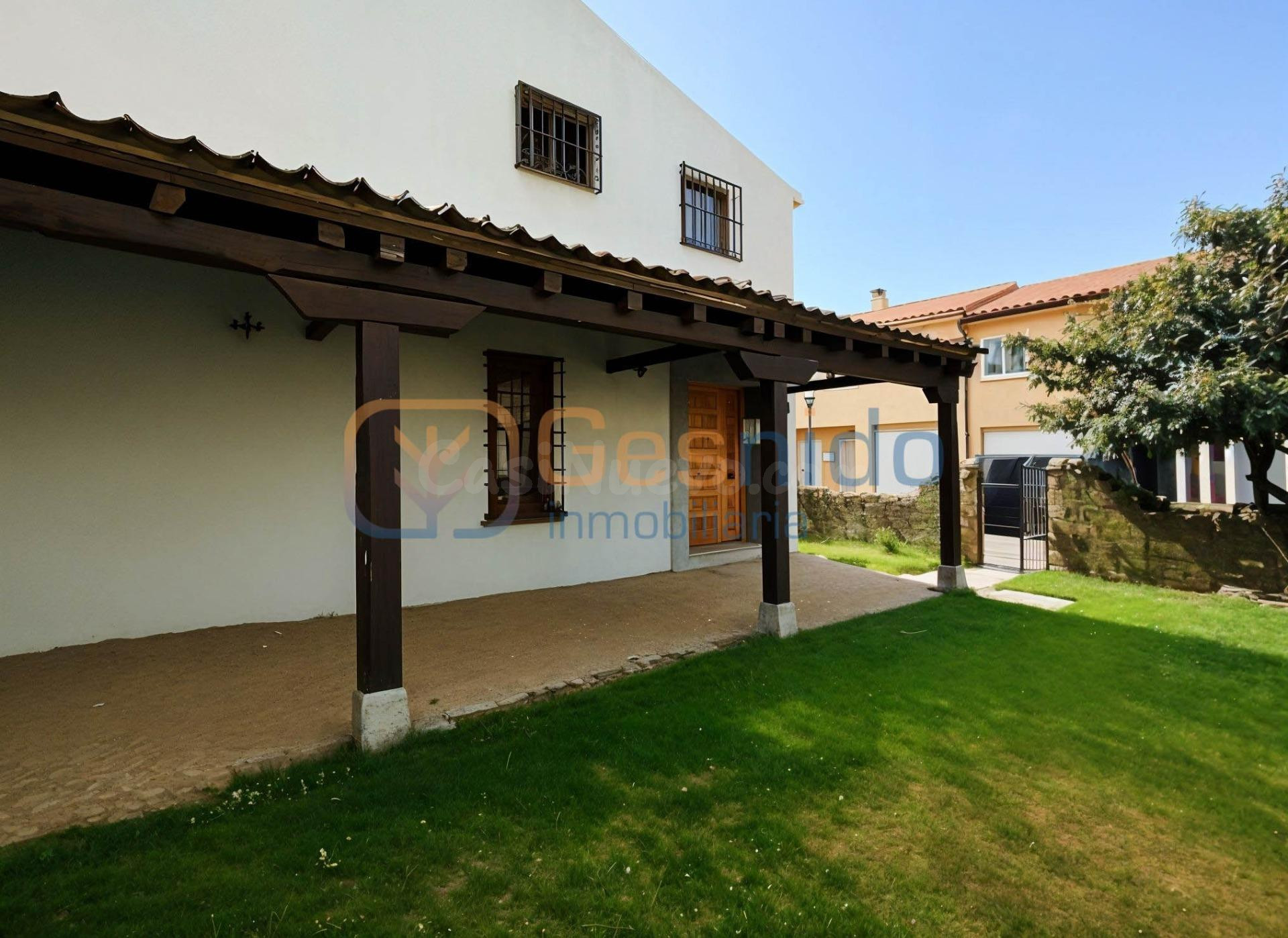 CHALET con ENCANTO a REFORMAR PARCIALMENTE en TORRECABALLEROS (Segovia) con TRES habitaciones, BONITO PORCHE y JARDÍN