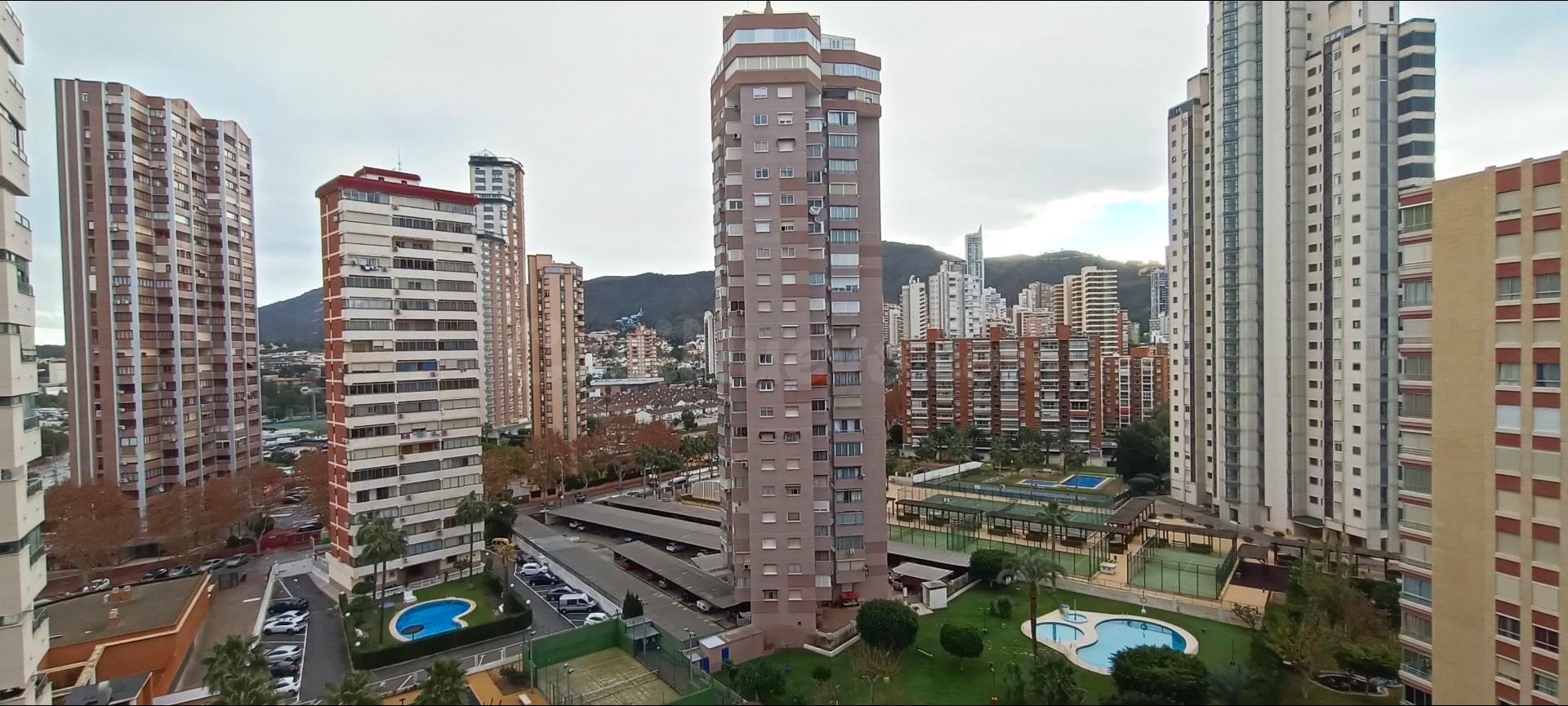 OPORTUNIDAD EN BENIDORM! PISO DENTRO DE URBANIZACIÓN Y CON EXCELENTES VISTAS