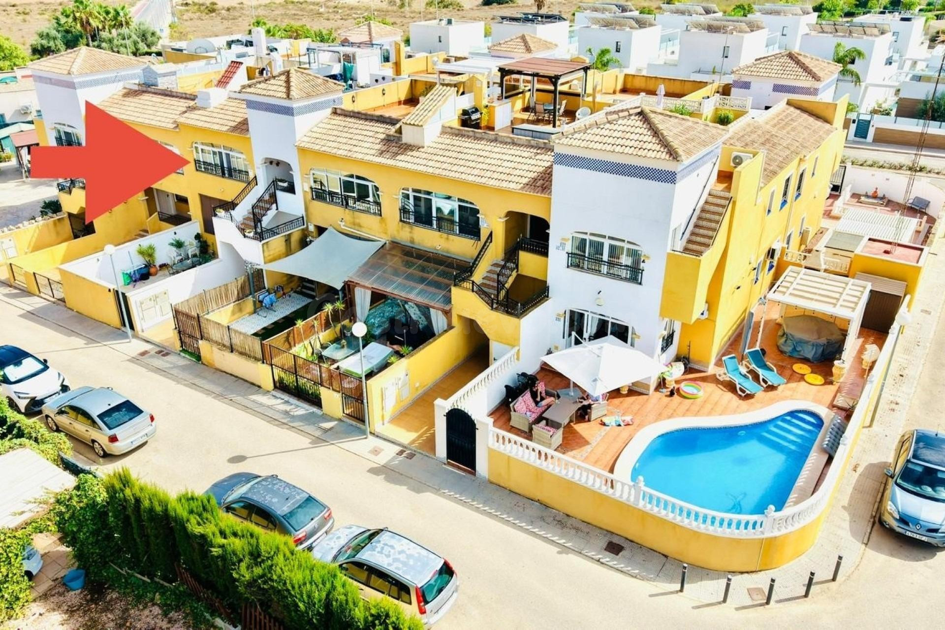 Apartamento en planta alta en Los Montesinos, con piscina comunitaria