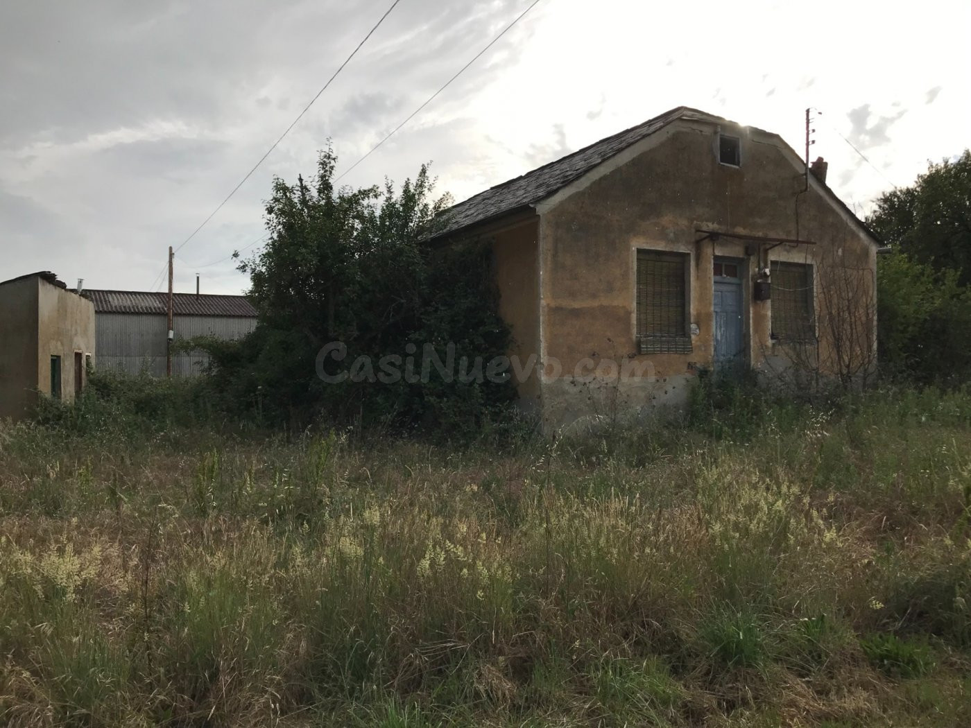 SE VENDE SOLAR DE 3300 M2 CON UNA construcción DE 70 M2 EN A - foto 2
