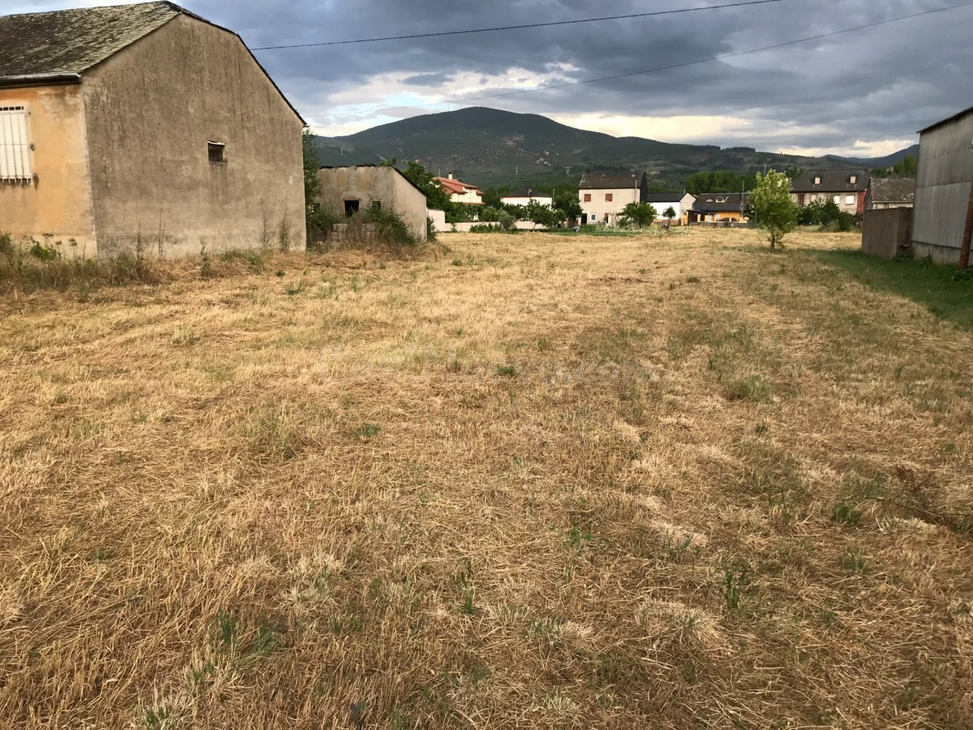 SE VENDE SOLAR DE 3300 M2 CON UNA construcción DE 70 M2 EN A - foto 3