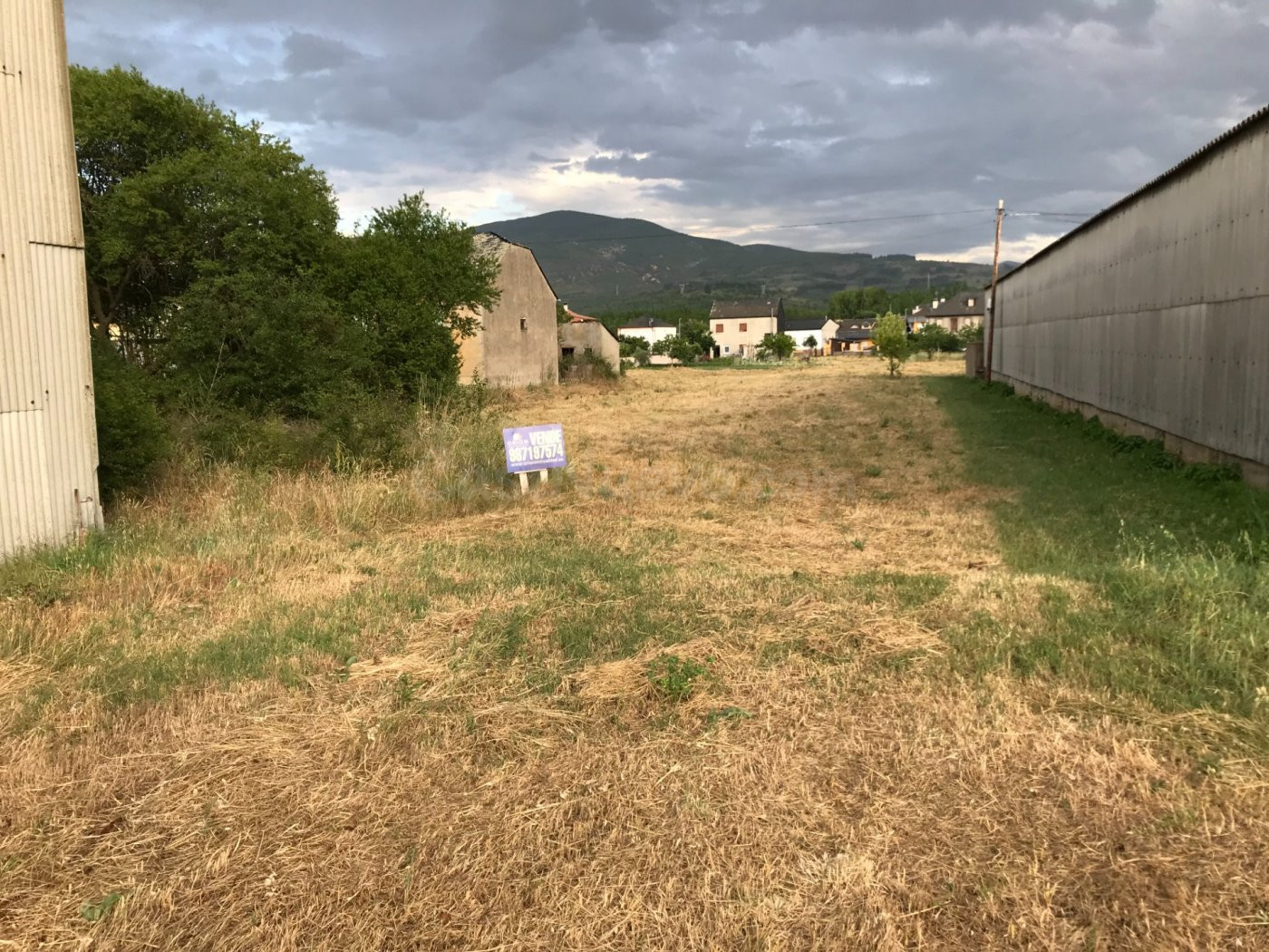 SE VENDE SOLAR DE 3300 M2 CON UNA construcción DE 70 M2 EN A - foto 4