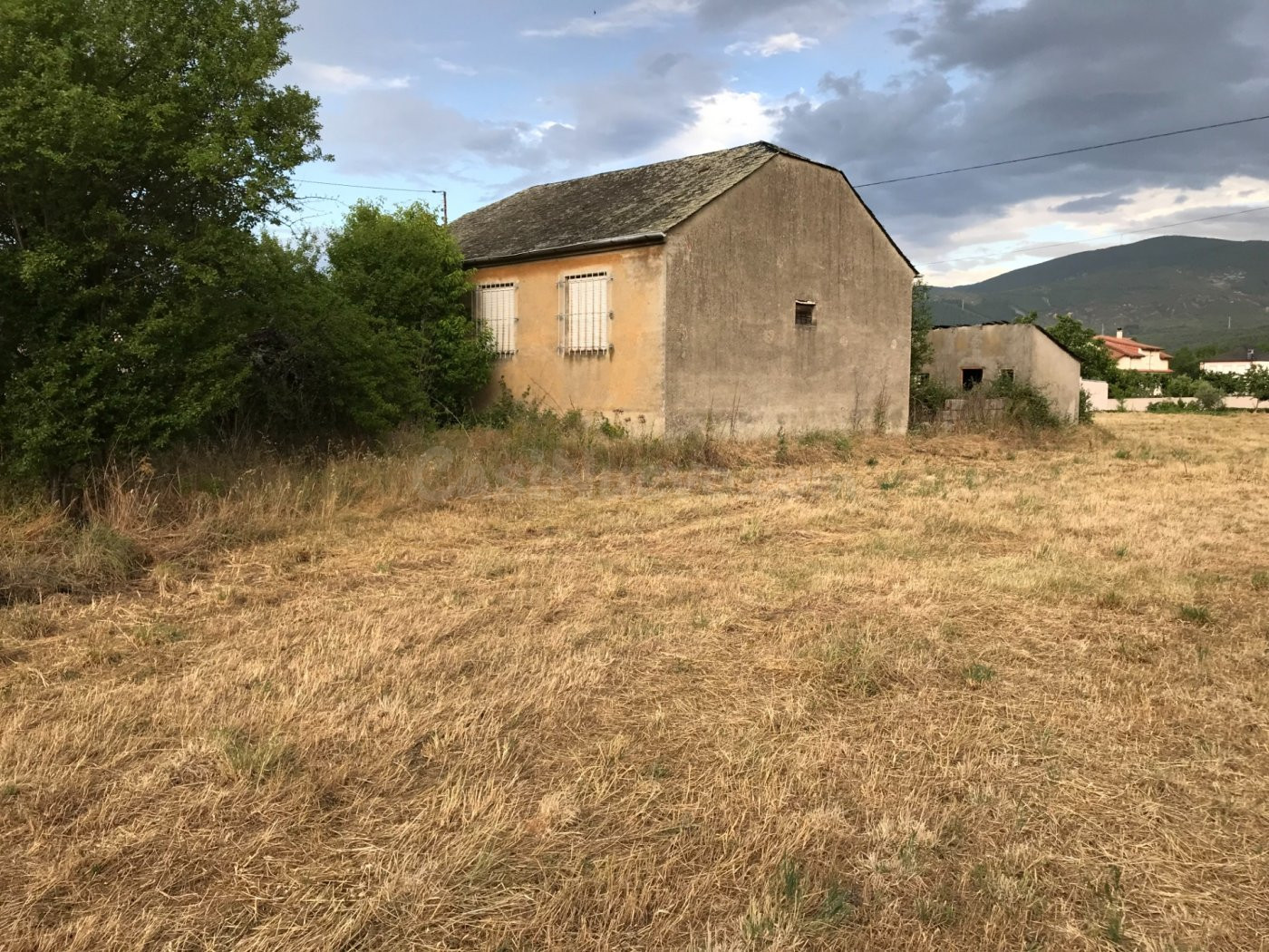 SE VENDE SOLAR DE 3300 M2 CON UNA construcción DE 70 M2 EN A - foto 5