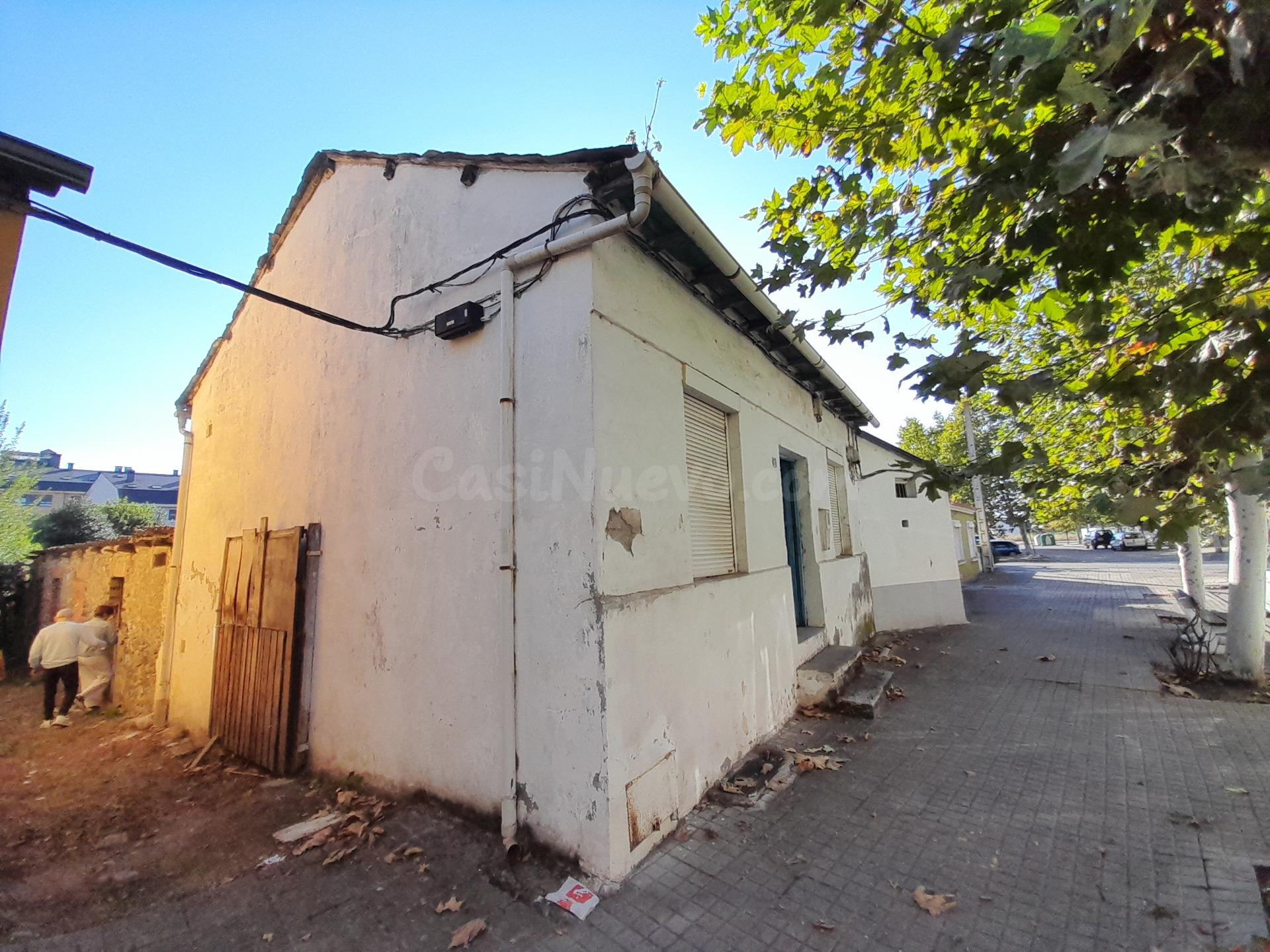 CASA CON PATIO PARA RESTAURAR EN FLORES DEL SIL. 25.000 € NE - foto 2