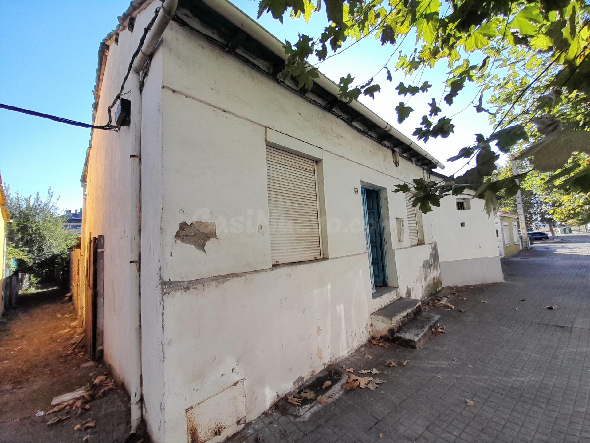 CASA CON PATIO PARA RESTAURAR EN FLORES DEL SIL. 25.000 € NE - foto 3