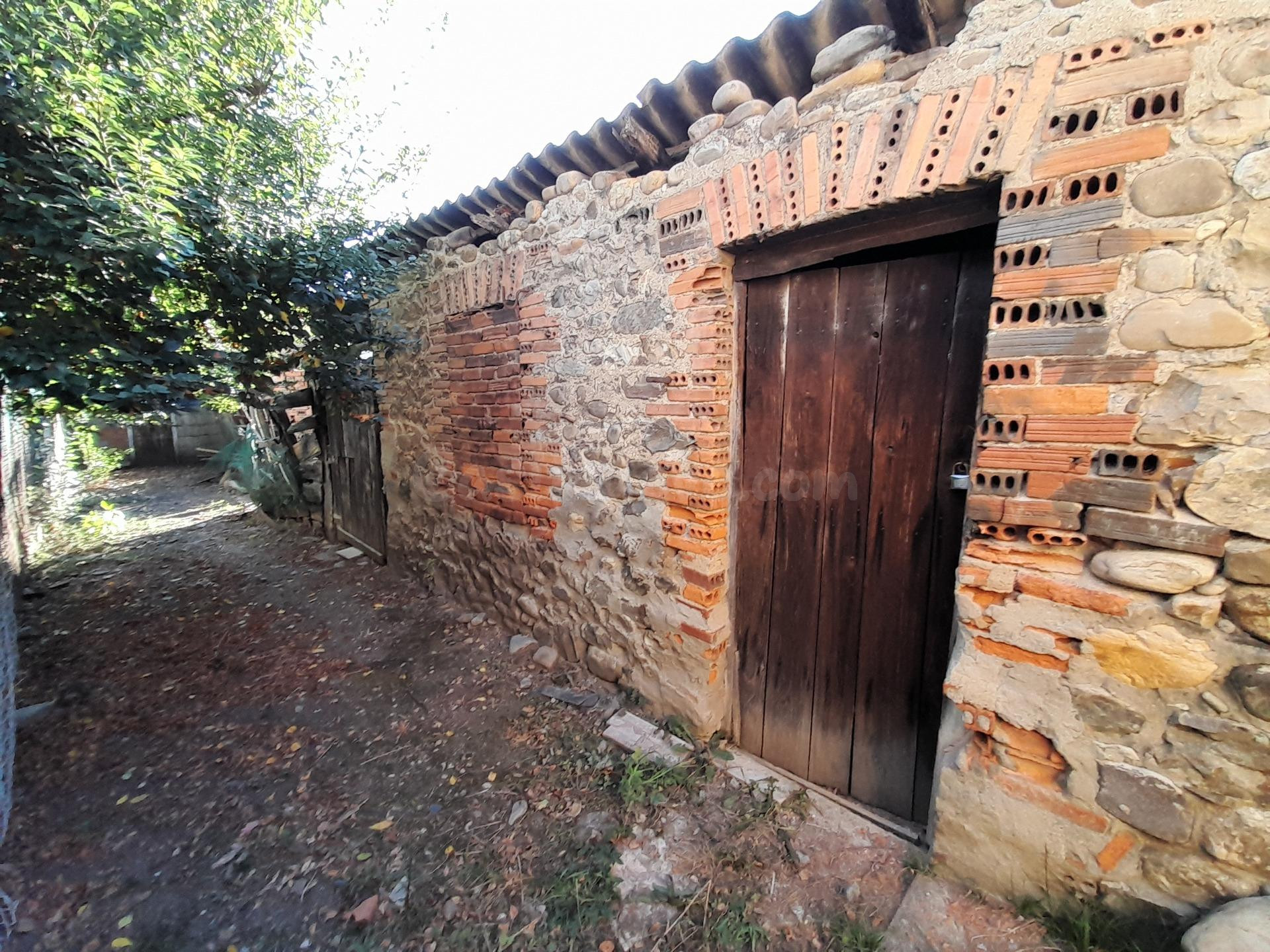 CASA CON PATIO PARA RESTAURAR EN FLORES DEL SIL. 25.000 € NE - foto 4