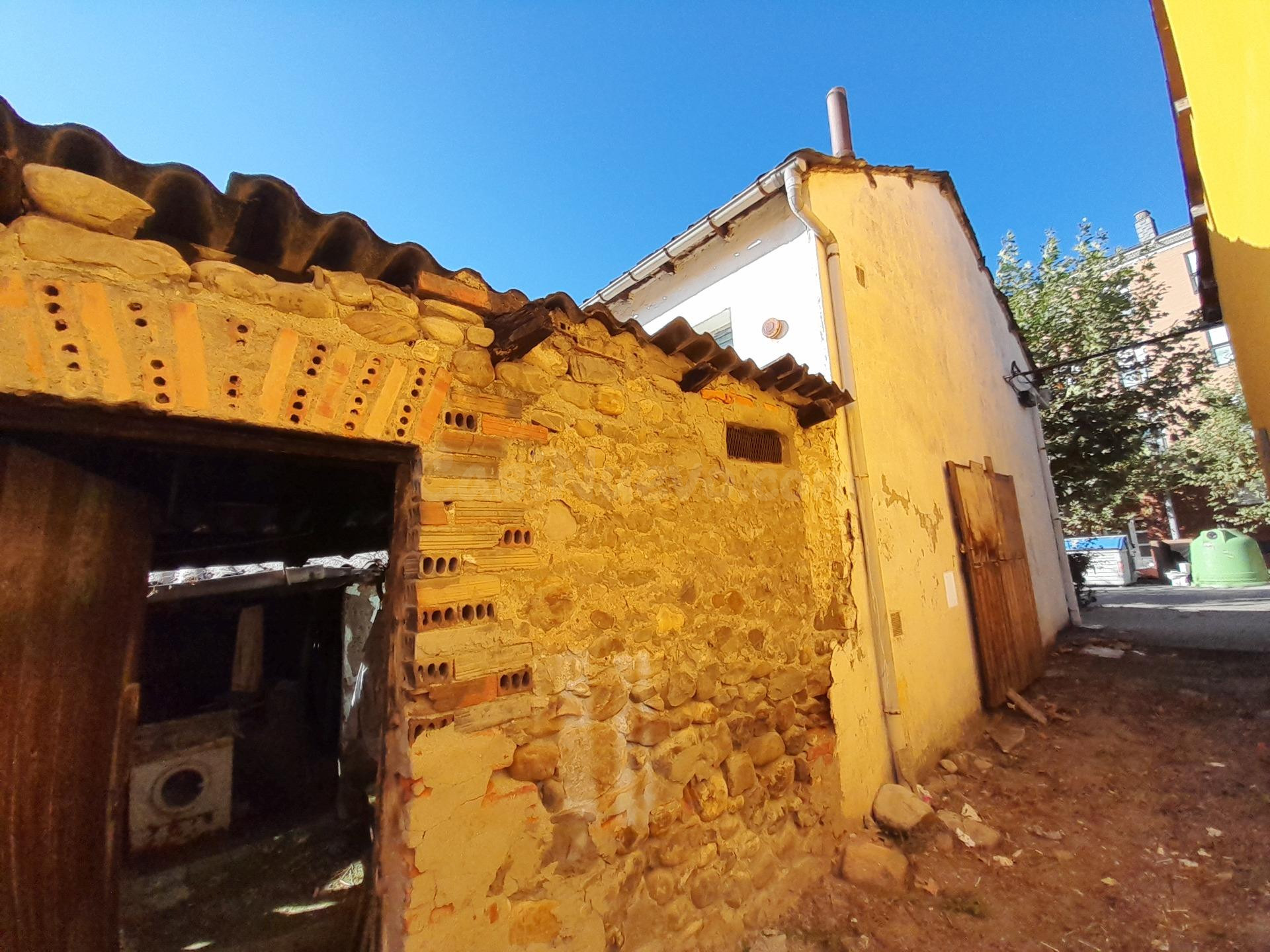 CASA CON PATIO PARA RESTAURAR EN FLORES DEL SIL. 25.000 € NE - foto 5