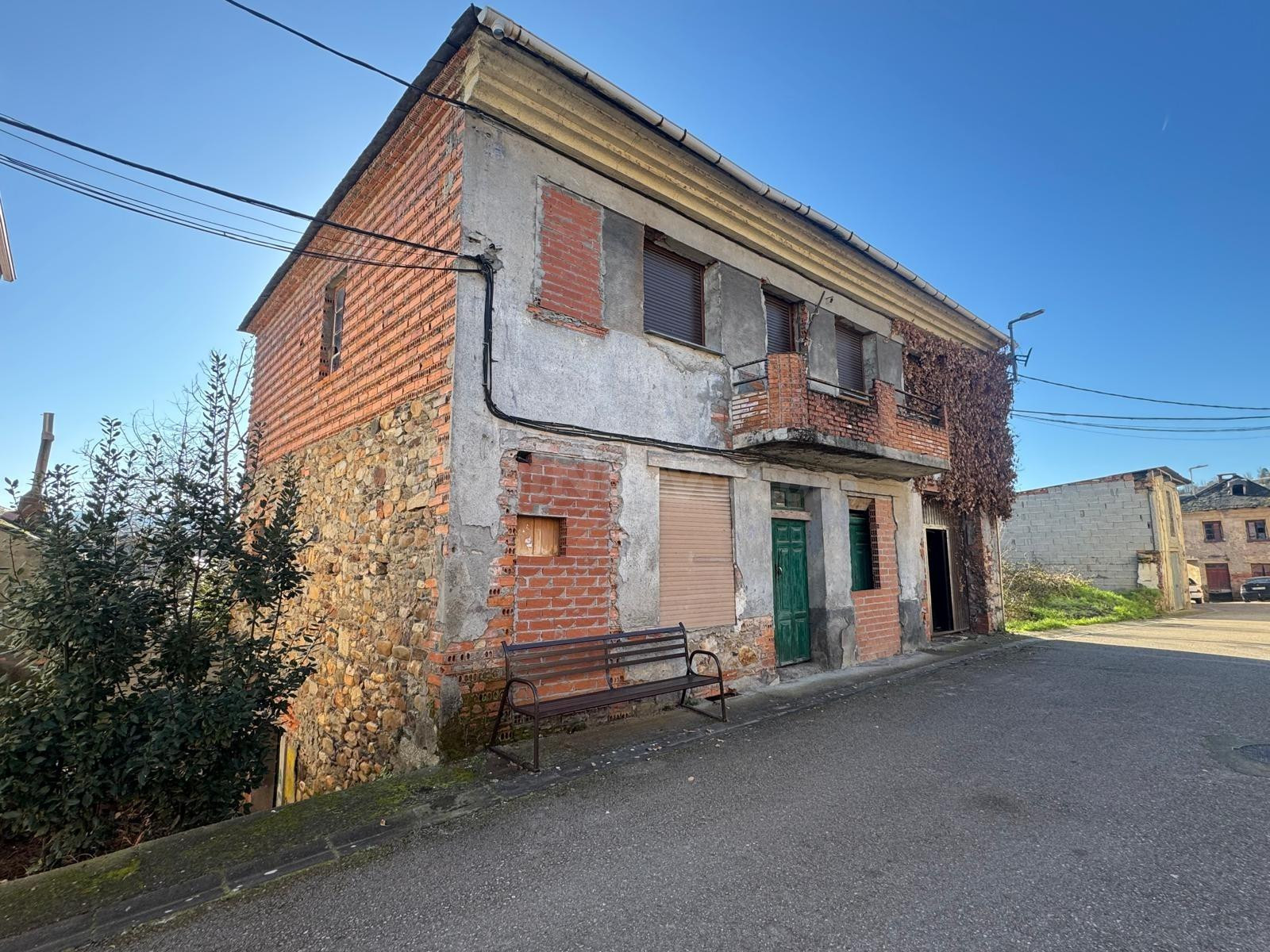 SE VENDE CASA SEMIREFORMADA EN SAN MIGUEL DE LAS DUEÑAS - foto 2
