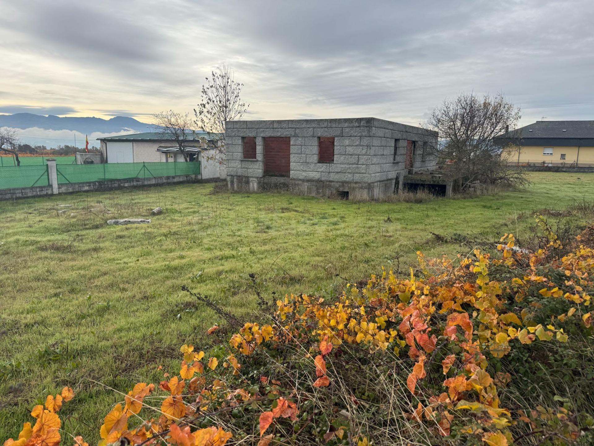 SE VENDE CASA DE PIEDRA CON TERRENO EN CONSTRUCCIÓN EN VILLA - foto 2