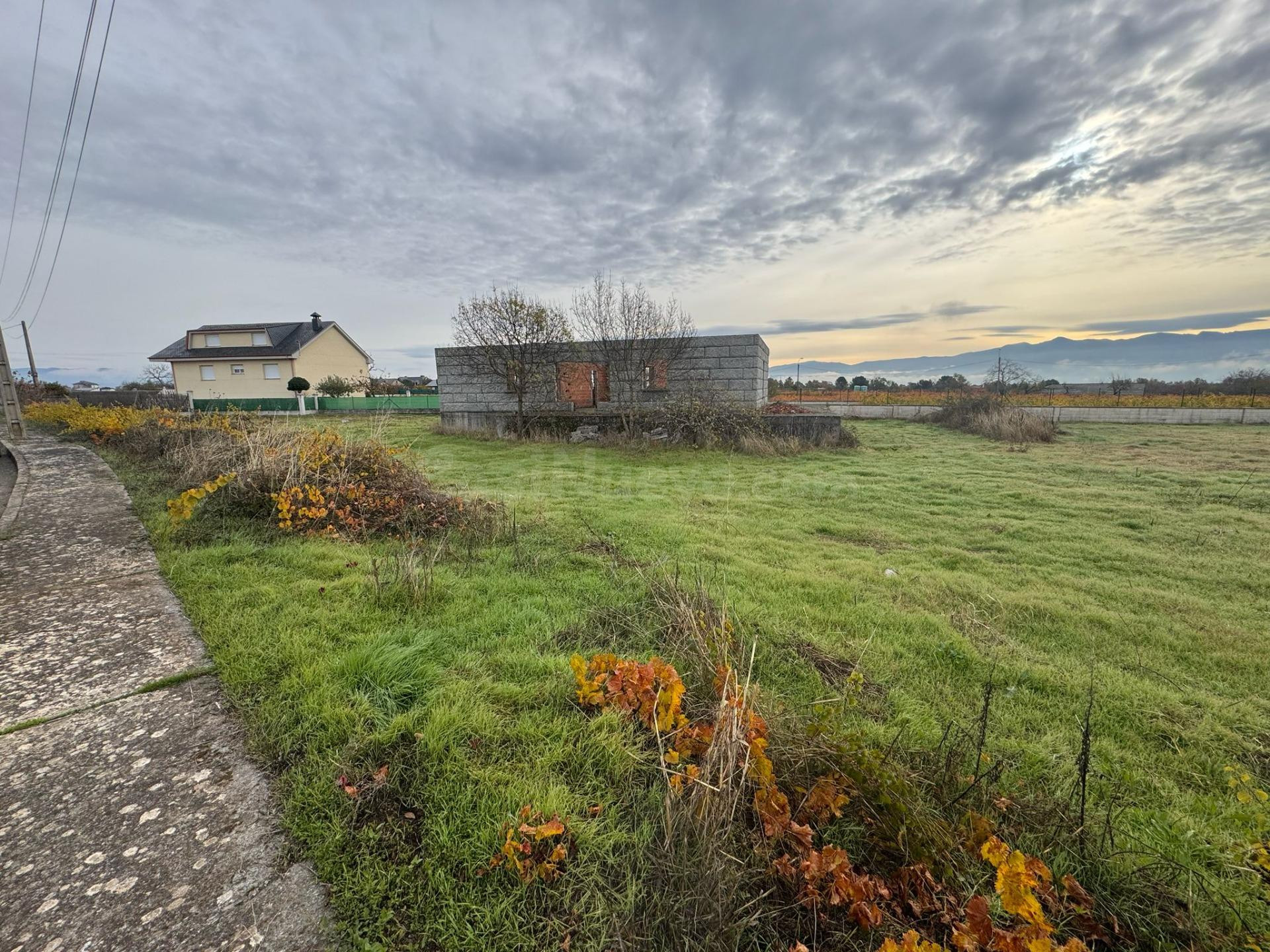 SE VENDE CASA DE PIEDRA CON TERRENO EN CONSTRUCCIÓN EN VILLA - foto 3