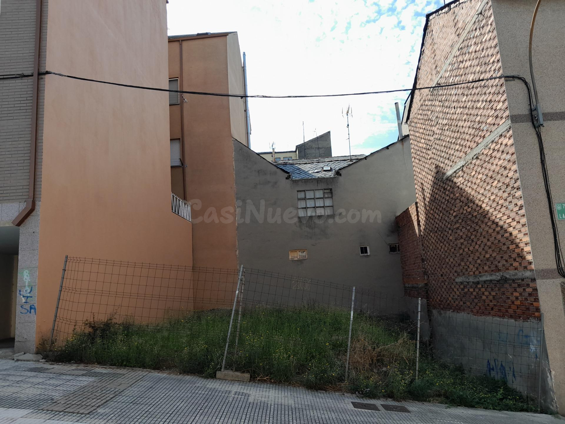 SE VENDE SOLAR EN 7ª TR LA CEMBA. PONFERRADA