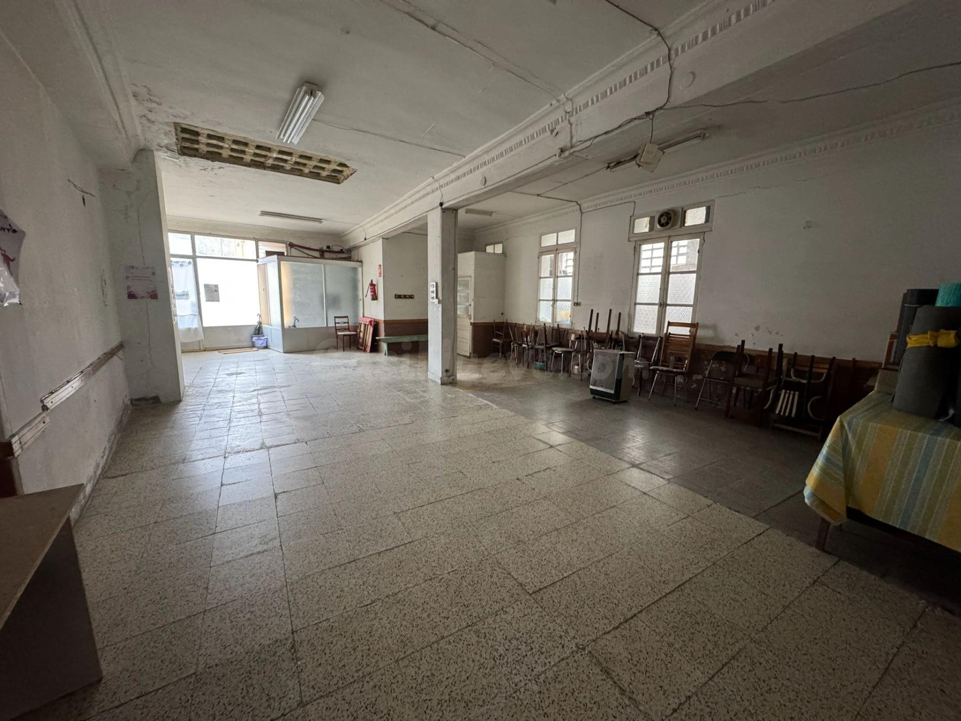 SE VENDE LOCAL COMERCIAL DE 120 M2 EN EL CENTRO DE AS NOGAES (LUGO)