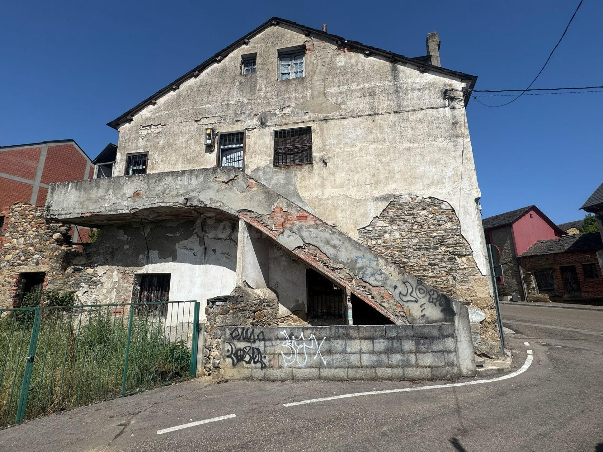 SE VENDE CASA DE PIEDRA PARA REFORMAR EN CUBILLOS DEL SIL