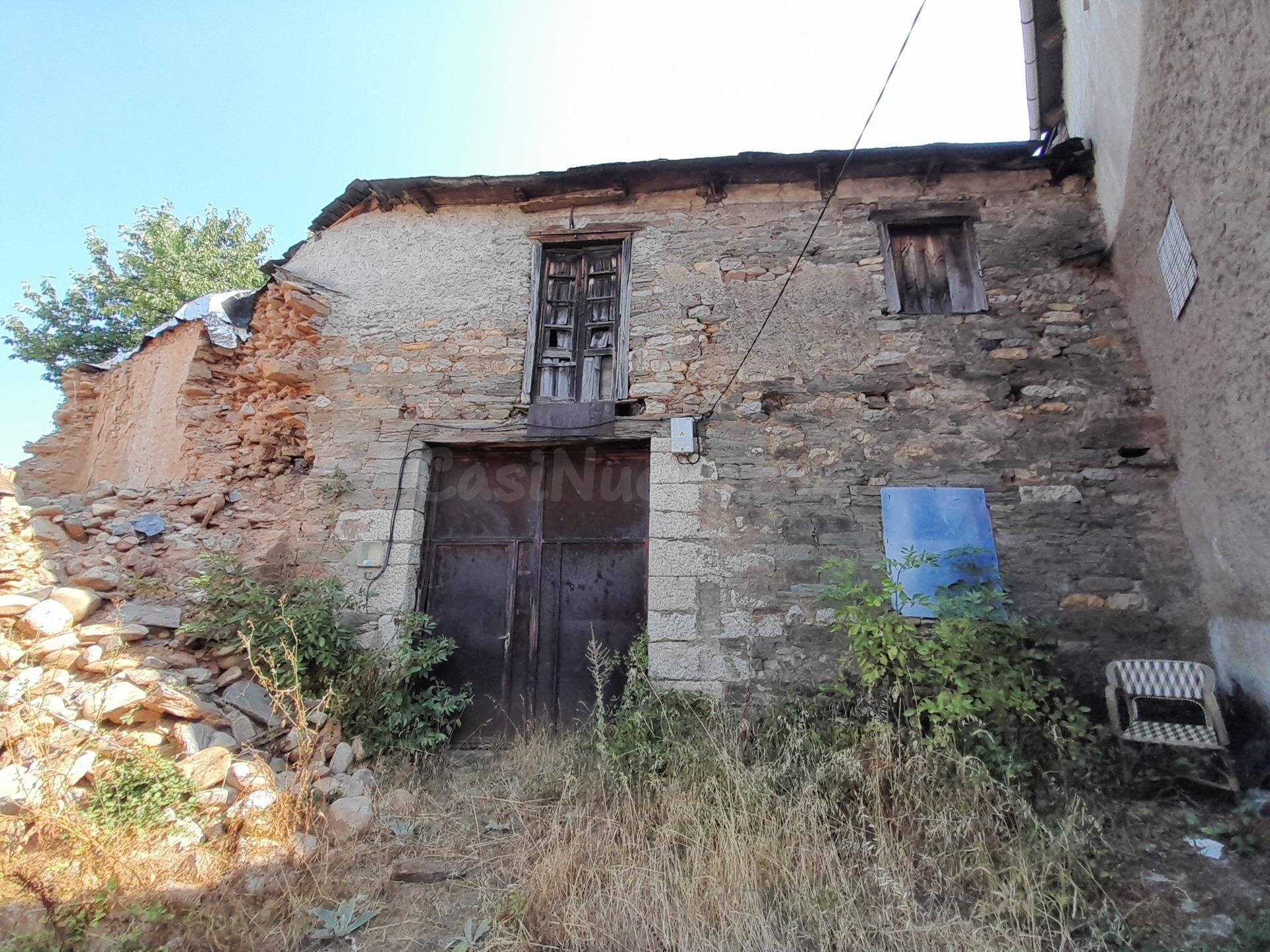 CASA DE PIEDRA PARA REFORMAR CON PATIO Y TERRENO EN ALMAZCAR