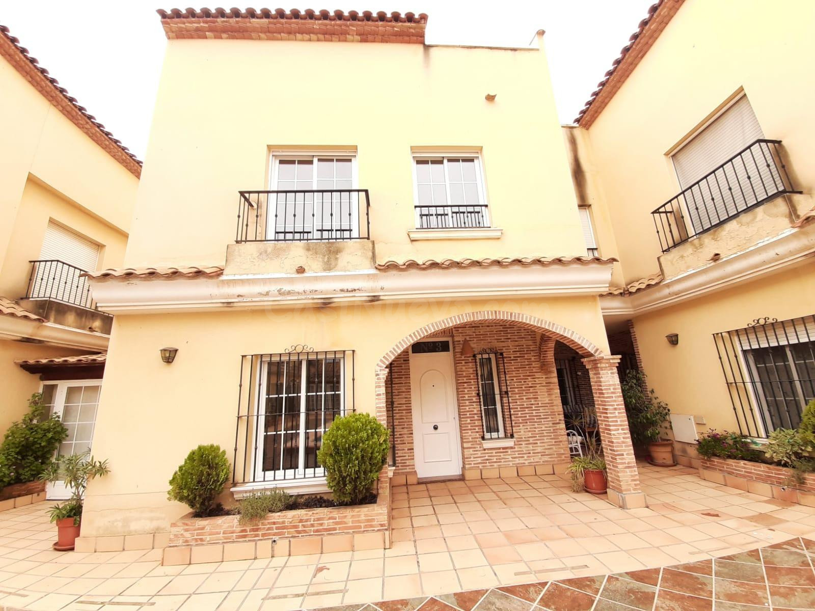 Bungalow de 4 Dormitorios y 3 Baños con Piscina y Garaje en Santa Pola.