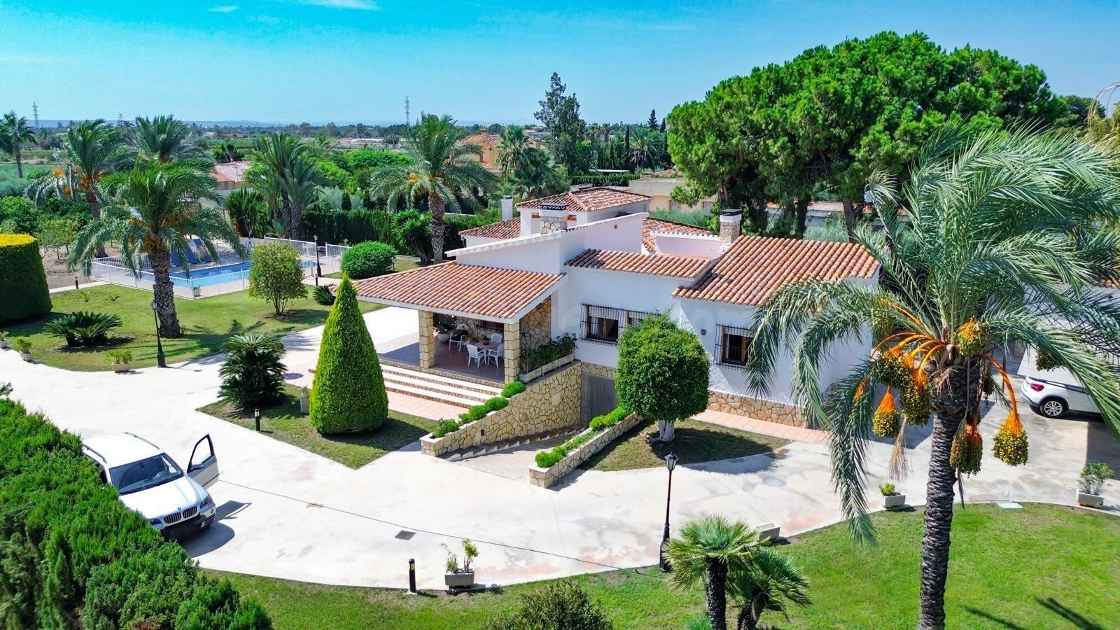 Chalet de 4 dormitorios, 3 Baños, piscina y Casa de invitado - foto 5