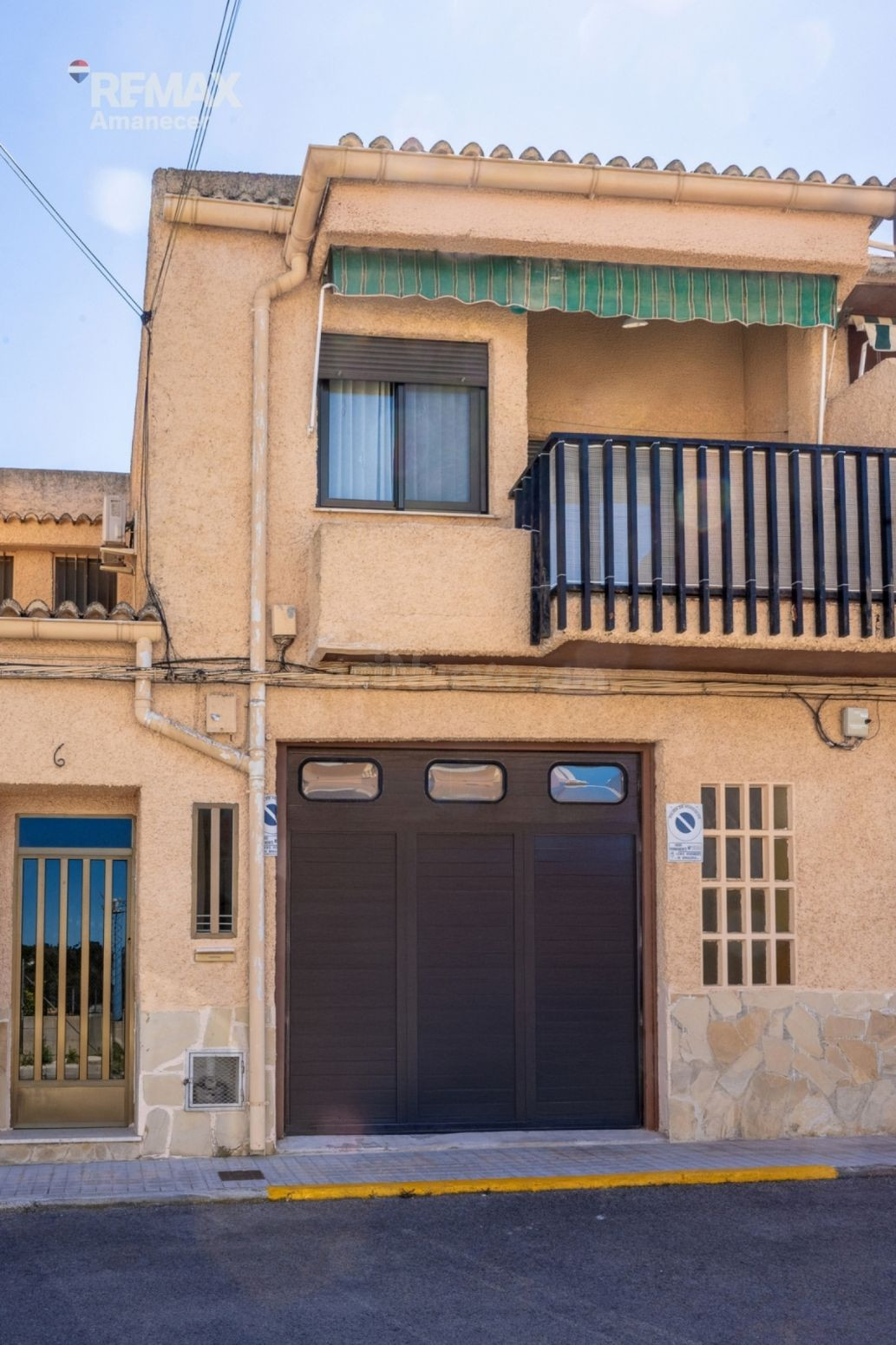GRAN ADOSADO DE 254 m2 EN ENGUERA CON GARAJE XXL, PATIO Y P