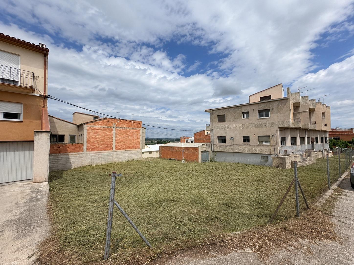 SOLAR URBANO IDEAL PARA VIVIENDA MODERNA CON PISCINA Y GARAJE