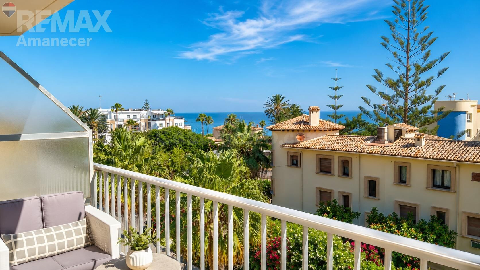 Ático reformado con terraza privada de 80 m2, vistas al mar y playa a 120 metros