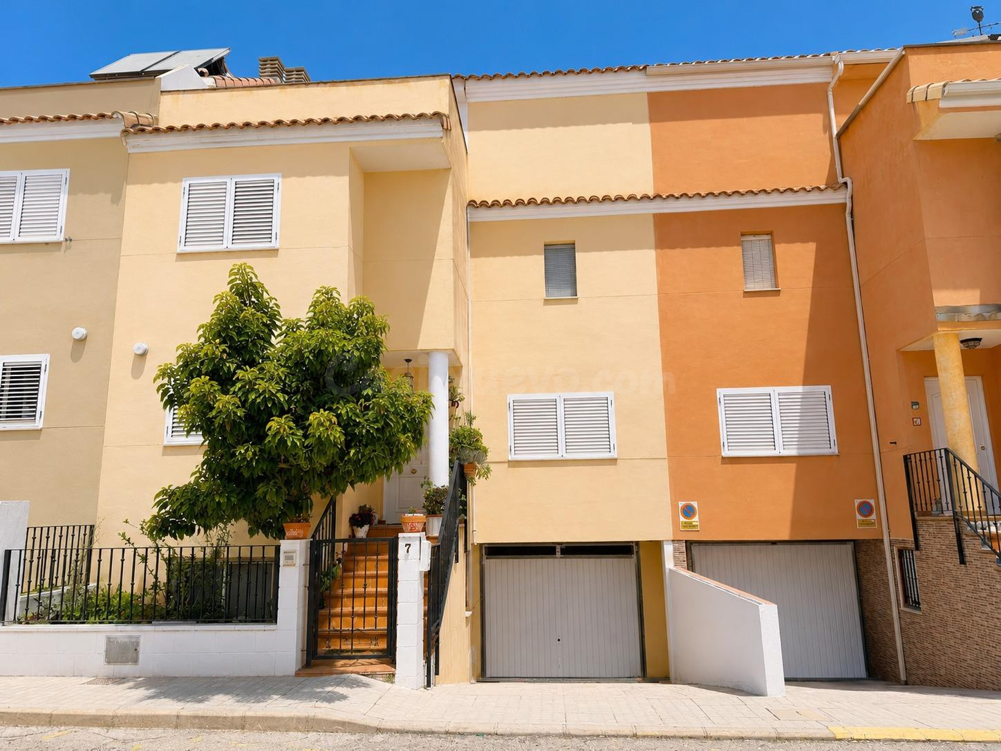 EXCLUSIVA VIVIENDA DE 250 m2 ÚTILES CON GARAJE, BUHARDILLA, PATIO CON BARBACOA Y MÚLTIPLES POSIBILIDADES EN ENGUERA