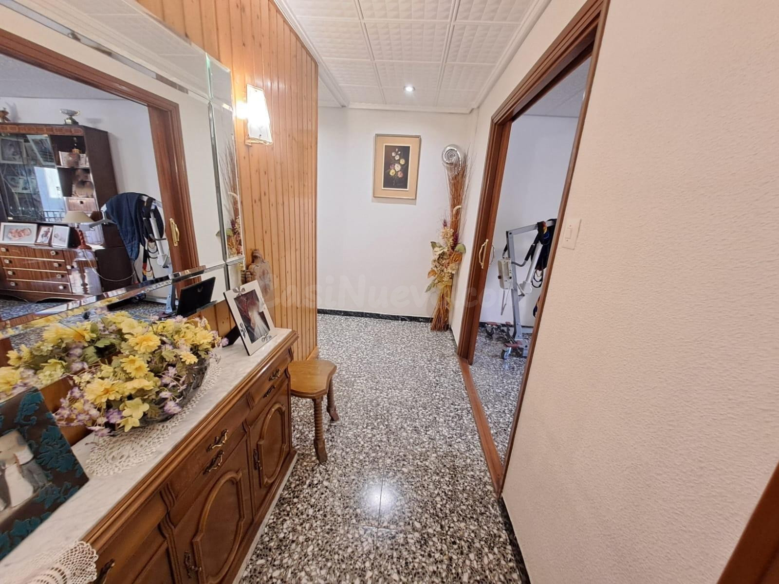 Piso de 4 habitaciones con ascensor en Sector V, Elche. - foto 4