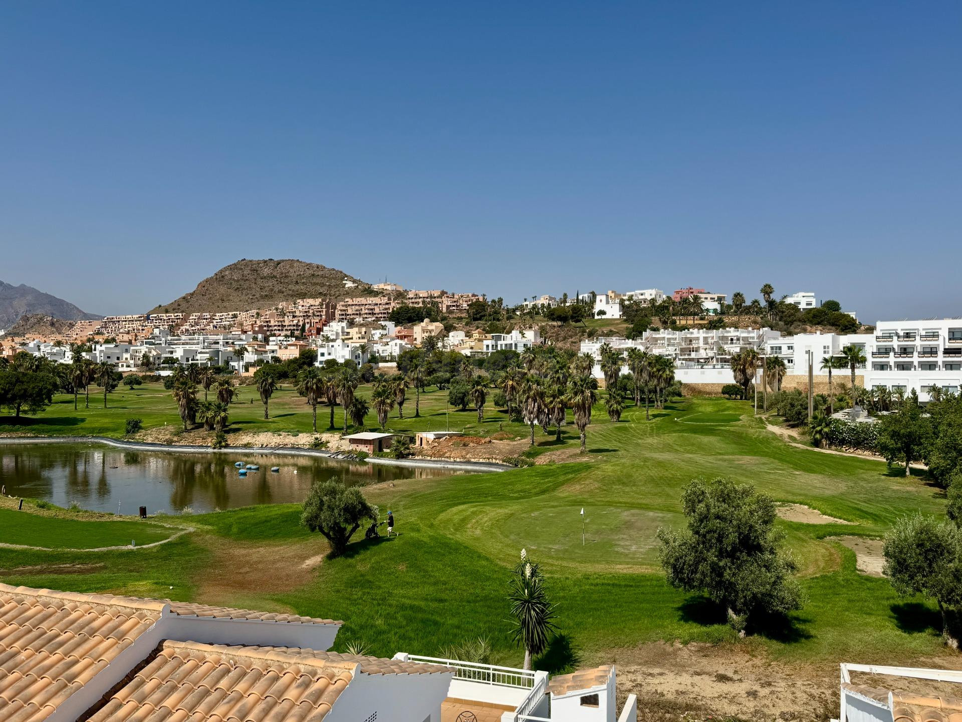Atico en Venta 3 dormitorios  con espectacular solárium y vistas panorámicas al mar y al campo de golf.