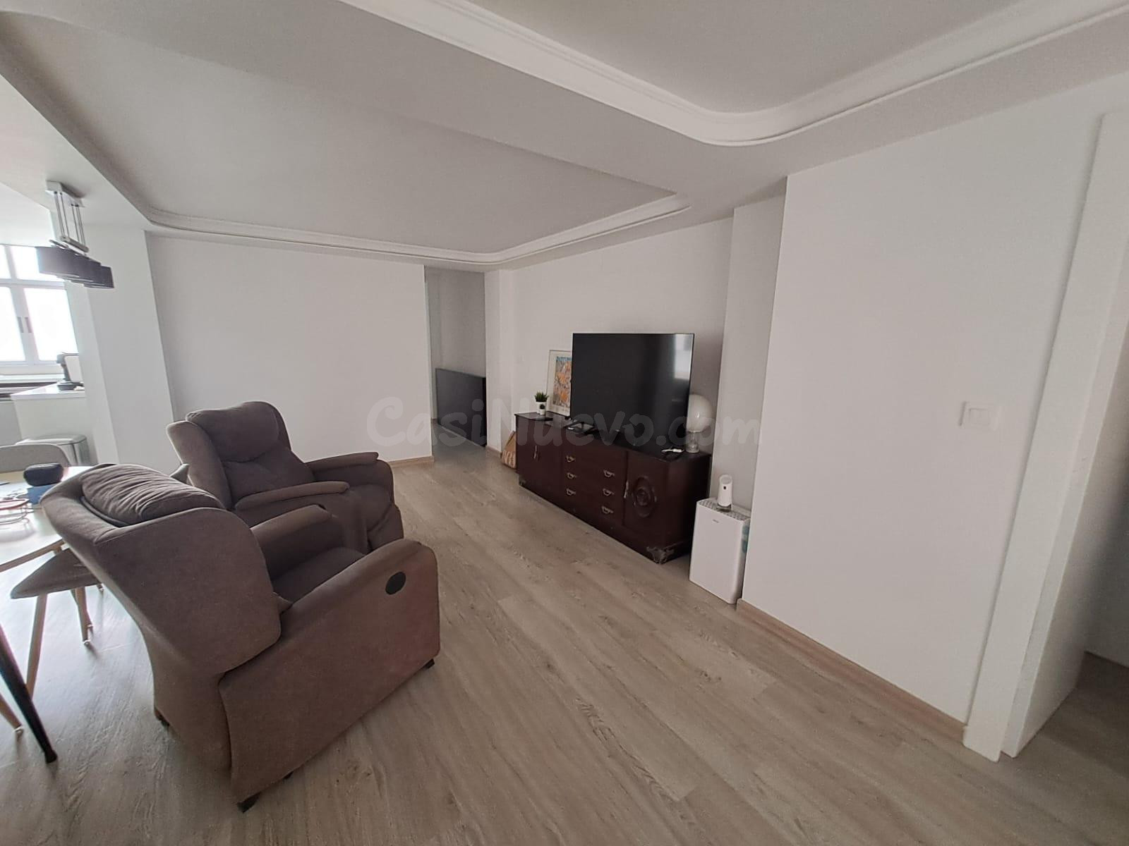Piso de 4 Dormitorios y 2 Baños con Ascensor y Balcón en Sec - foto 3