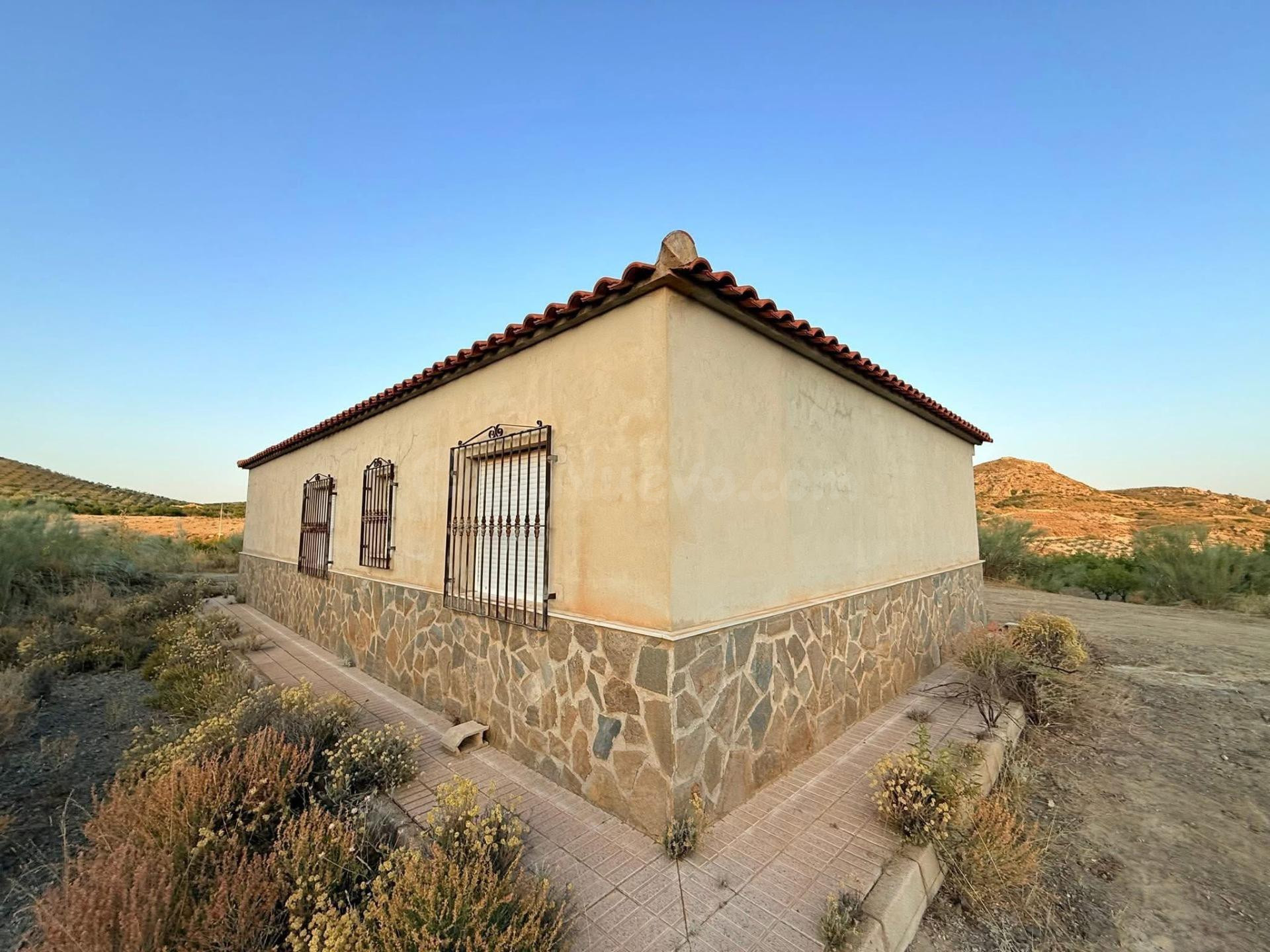Casa de campo de 100 m2 con 5 hectáreas de terreno en El Mad - foto 2