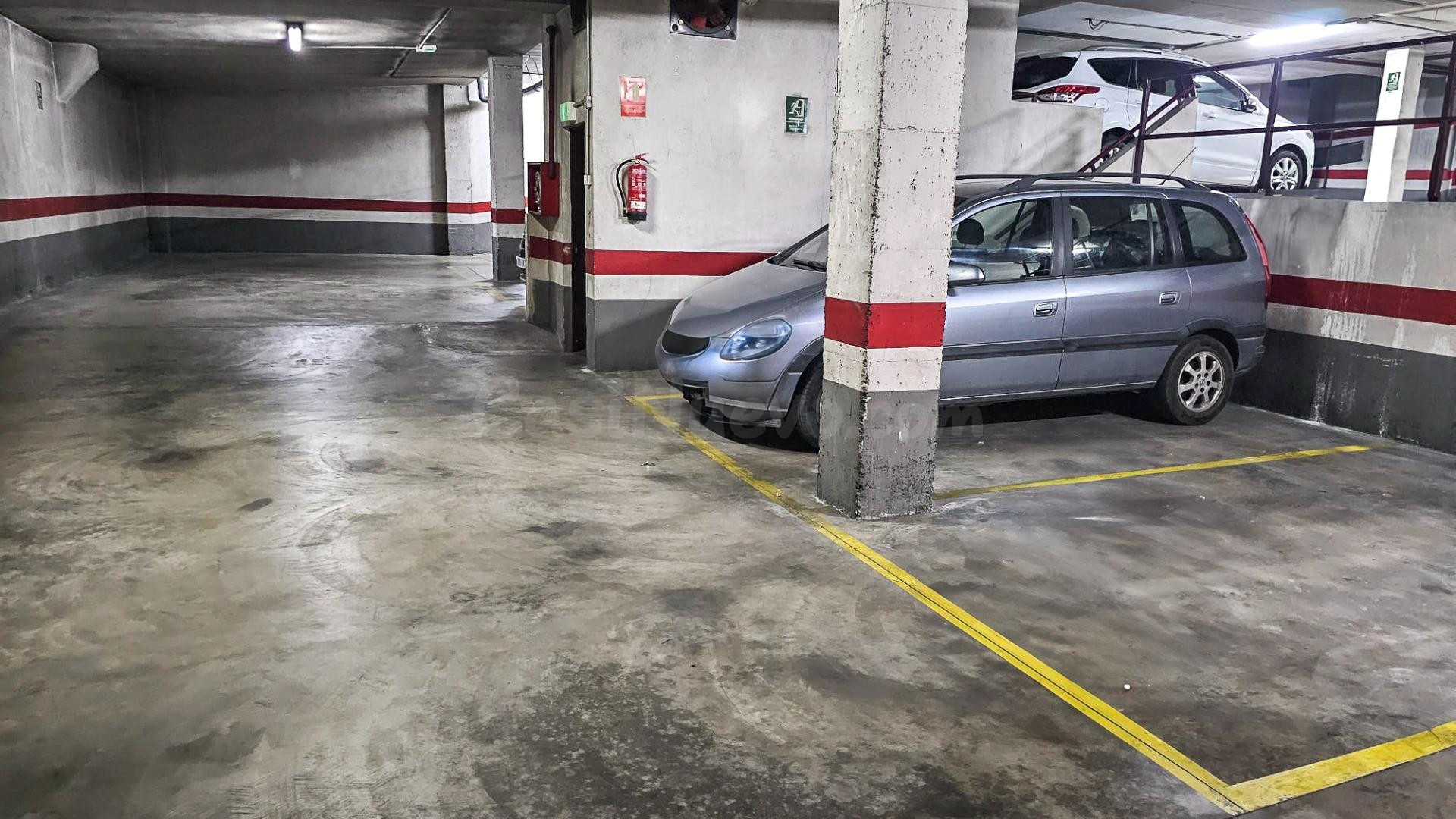 PLAZA DE PARKING AL LADO DE LA AVENIDA CALLE AZORIN