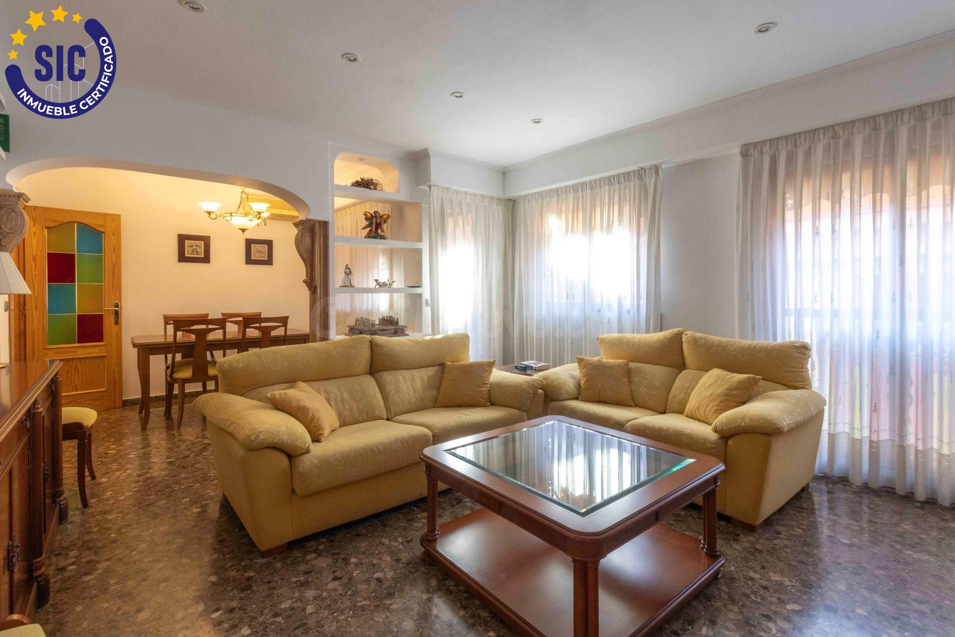 Se vende amplio piso en zona céntrica de Torrent