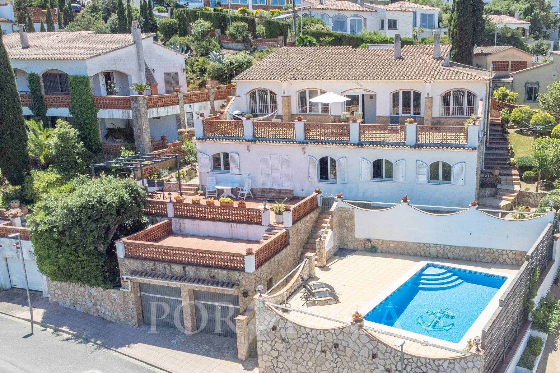 Chalet con apartamento separado, piscina y magníficas vistas al mar en Pals. Licencia turística.