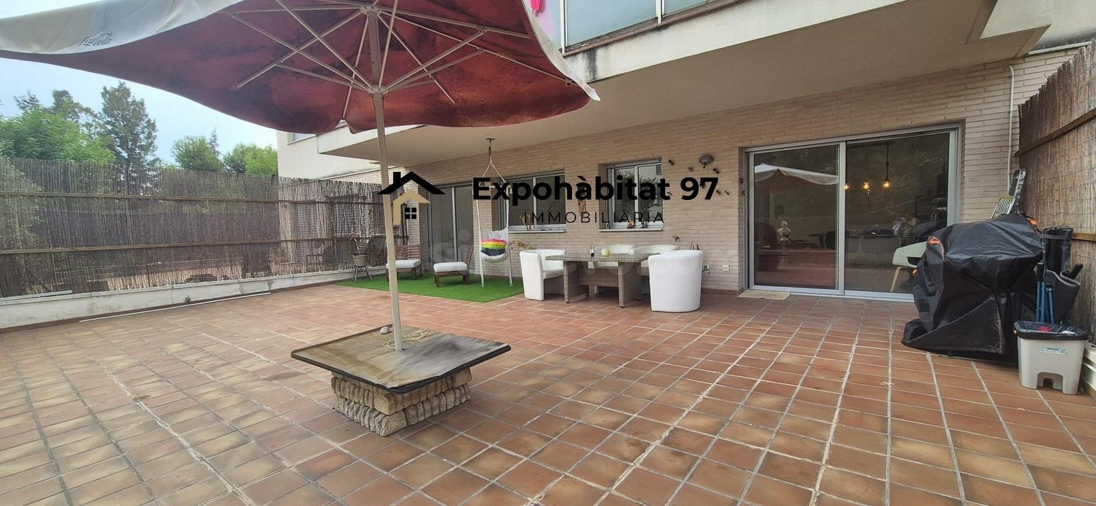 ¡BAJO ESPECTACULAR CON GRAN TERRAZA 90 m2. CON PARKING Y PISCINA EN ZONA BARENYS!