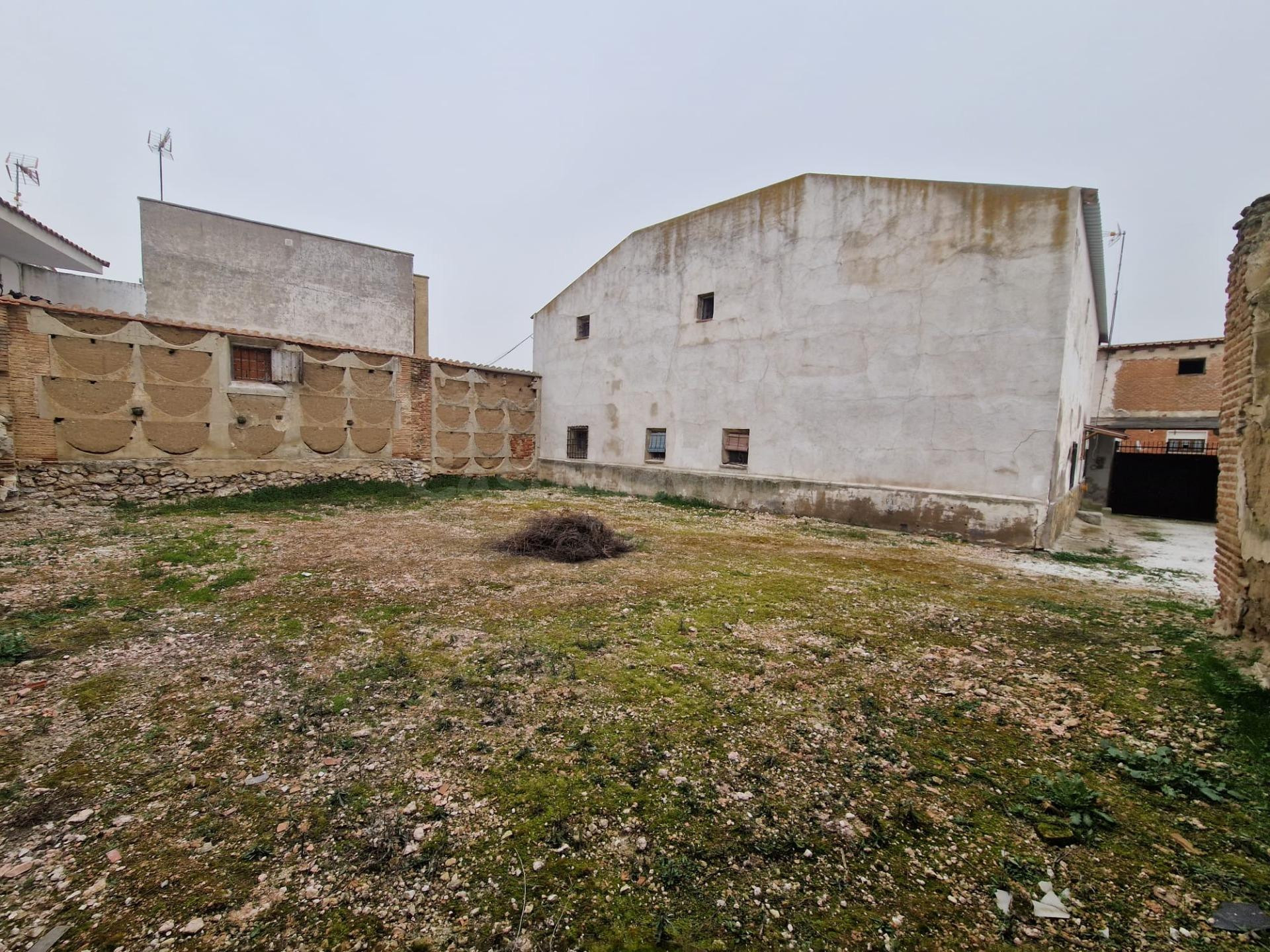 AOC CONSULTORA, VENDE CASA DE PUEBLO CON MUCHISIMO POTENCIAL, 10 habitaciones, PATIO DE 289M2 APROXIMADAMENTE.