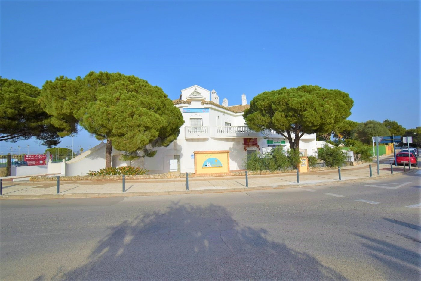 LOCALES EN ALQUILER EN LA BARROSA (141 M2 ESQUINA - 239 M2)