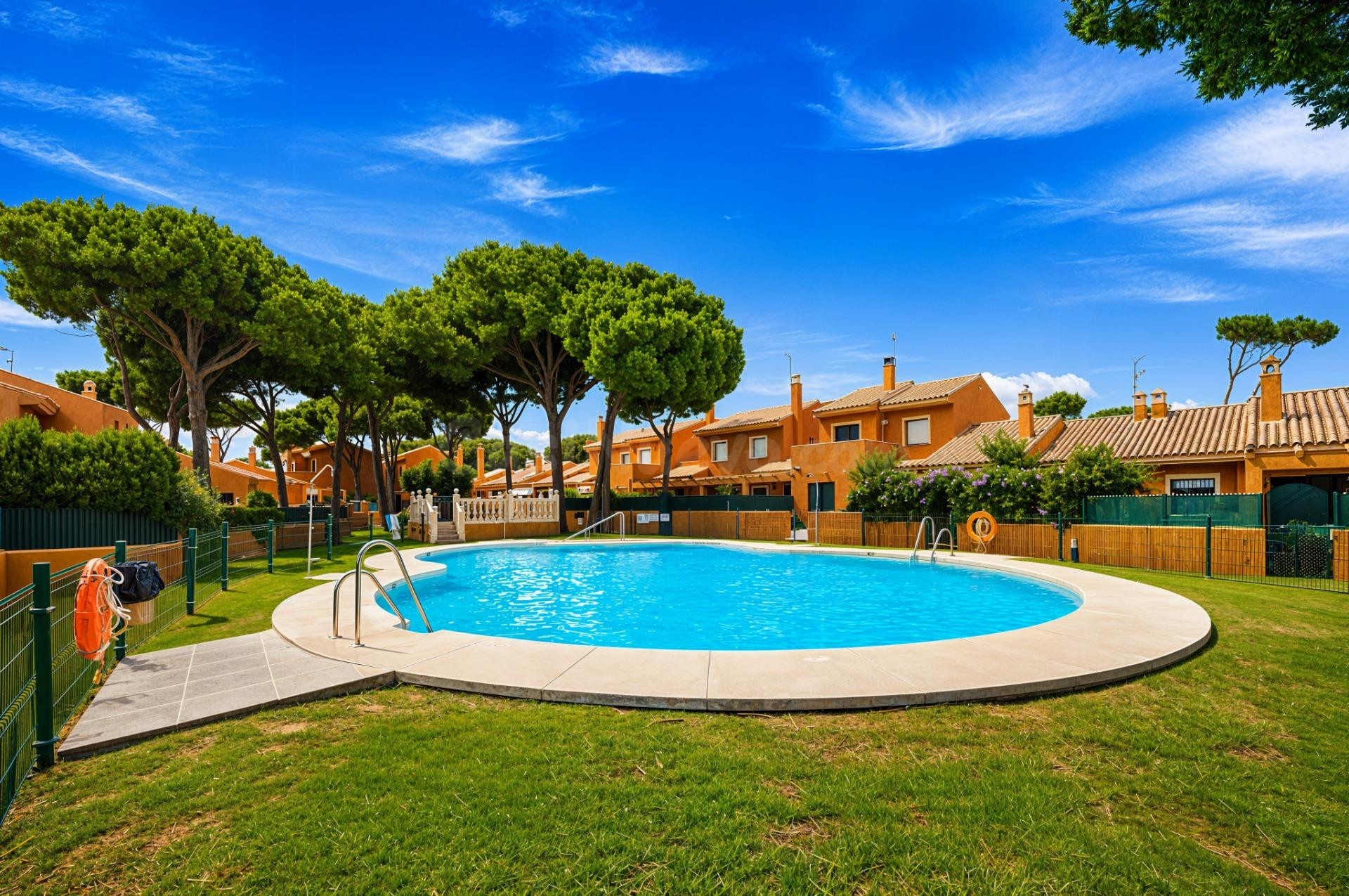 ADOSADO TODO PLANTA BAJA RESIDENCIAL CON PISCINA A 5 MINUTOS CAMINANDO PLAYA