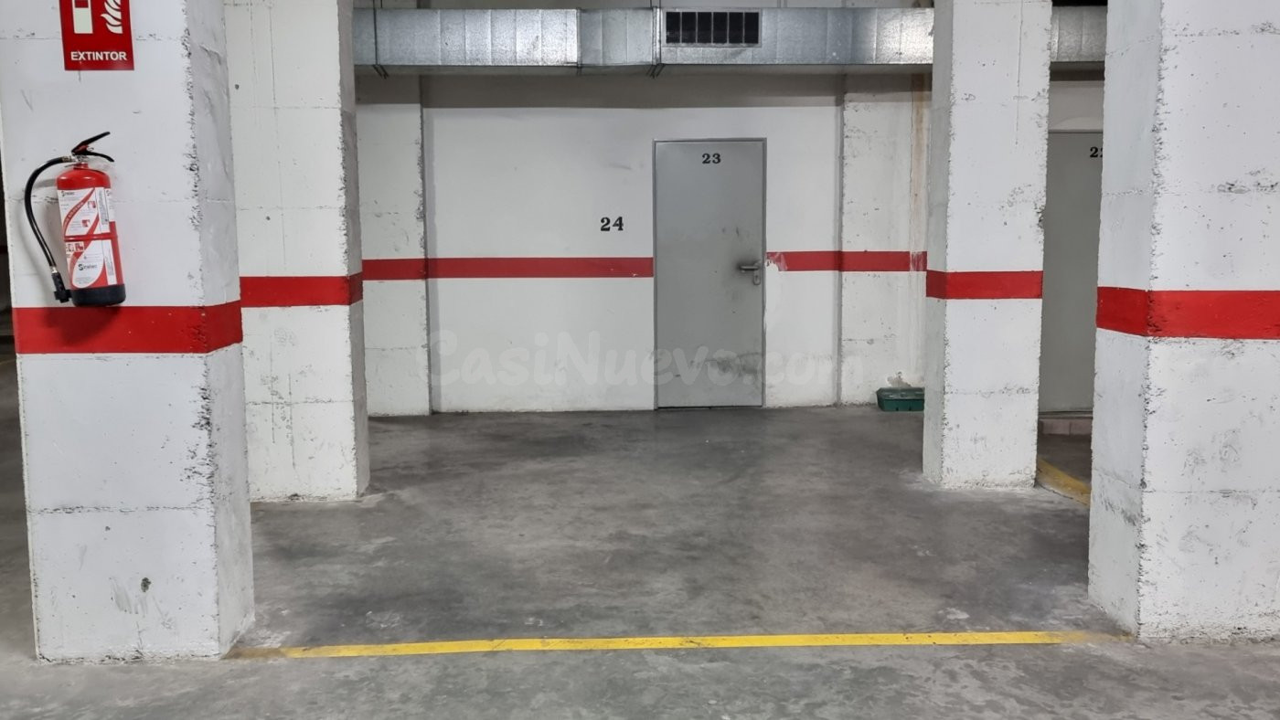 GRAN PLAZA DE APARCAMIENTO PROTEGIDA POR COLUMNAS Y CON CUARTO TRASTERO