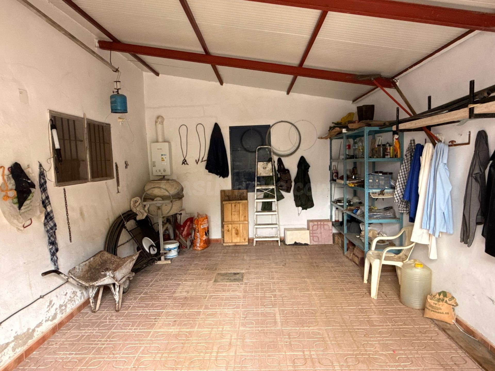 Finca rústica de 26 ha con 3.000 olivos ecológicos, cortijos y alta producción.