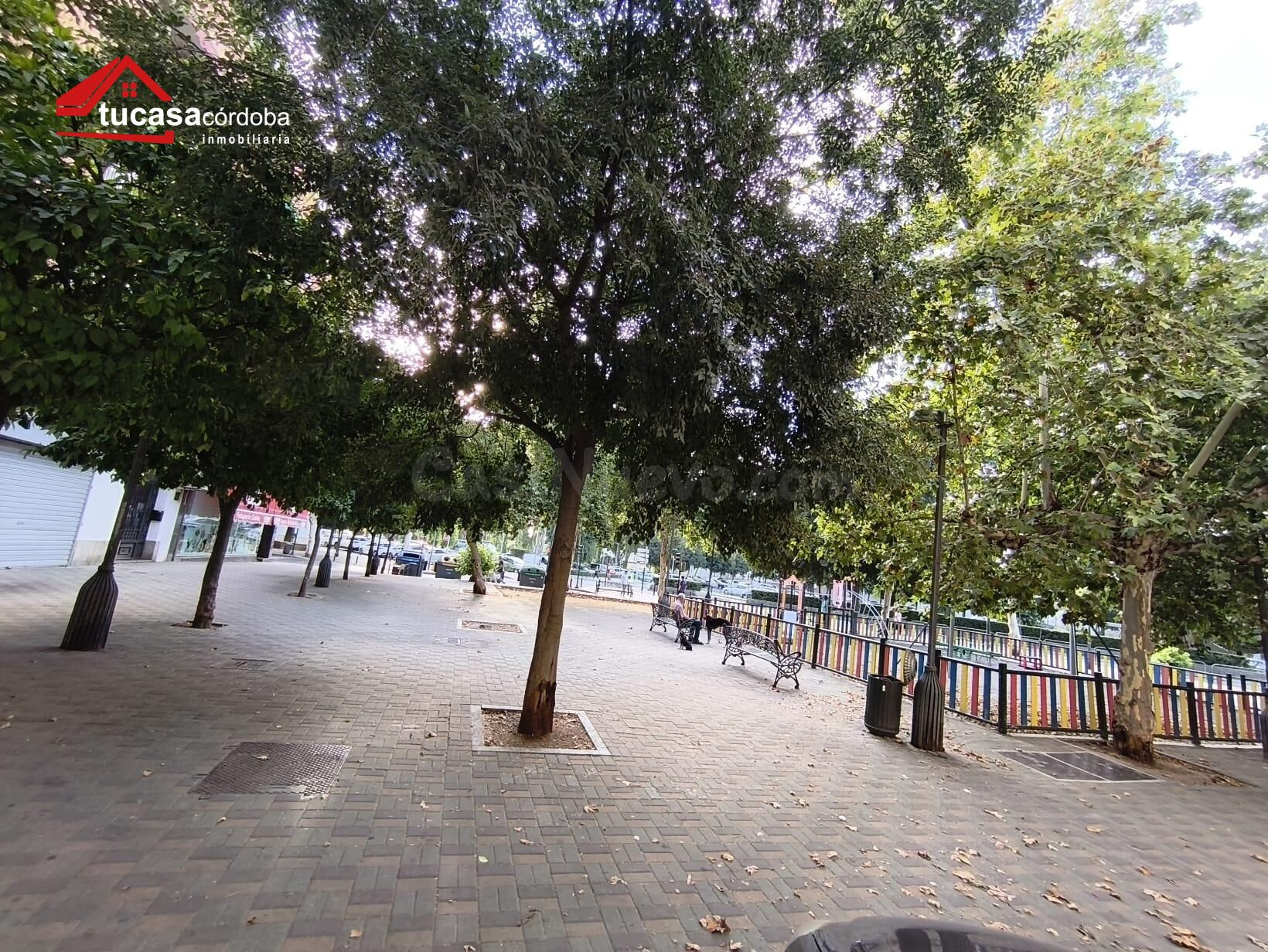 LOCAL DE 100 m2 CON SALIDA A DOS CALLES EN AV. BARCELONA - VIÑUELA | GRAN VISIBILIDAD | IDEAL PARA CUALQUIER NEGOCIO