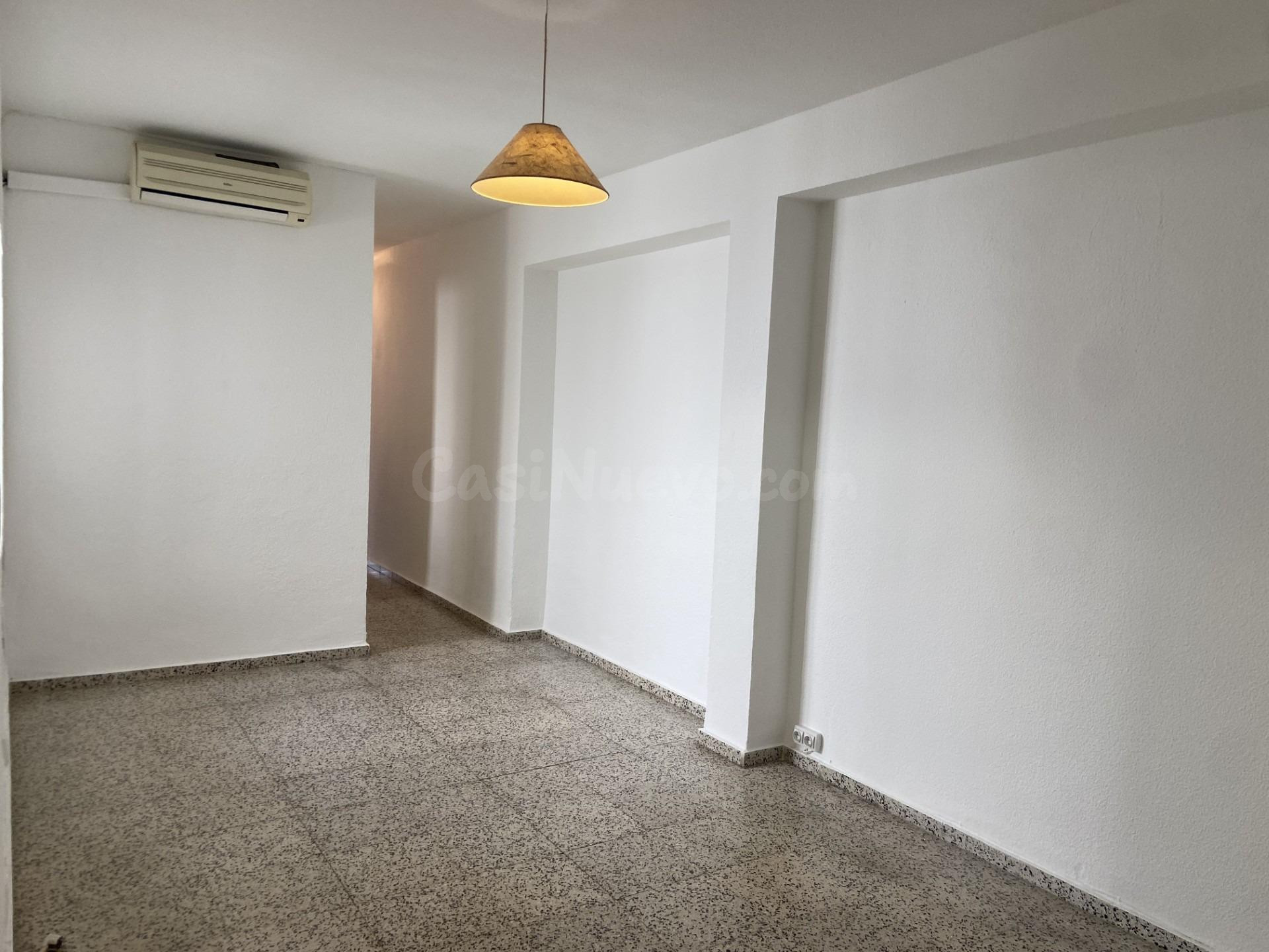 Piso en Avenida Almogávares. Tres dormitorios. Dos terrazas.