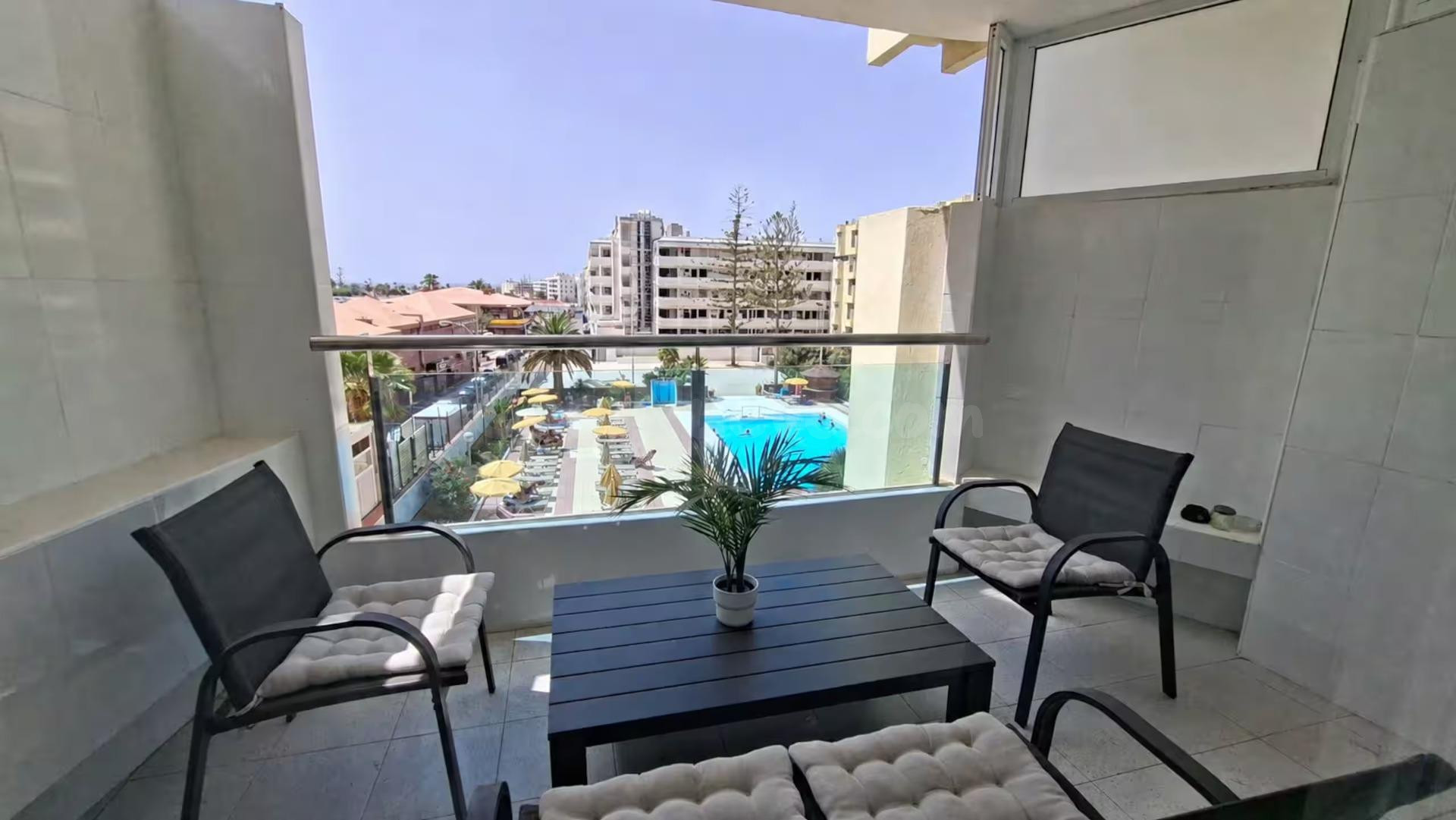 Luminoso apartamento reformado con terraza privada en el corazón de Playa del Inglés
