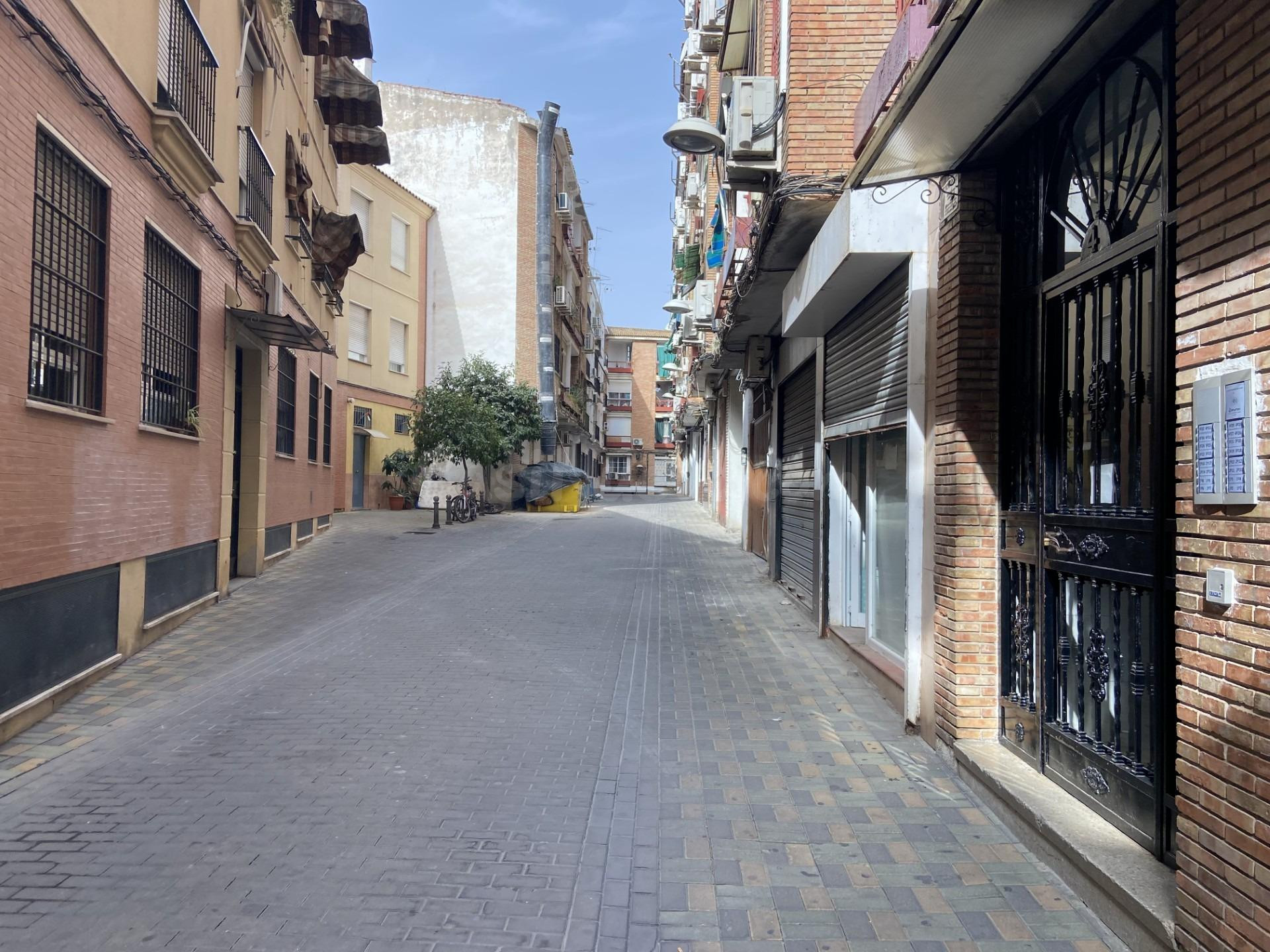 Local comercial junto entre Av. Barcelona y Av. Libia